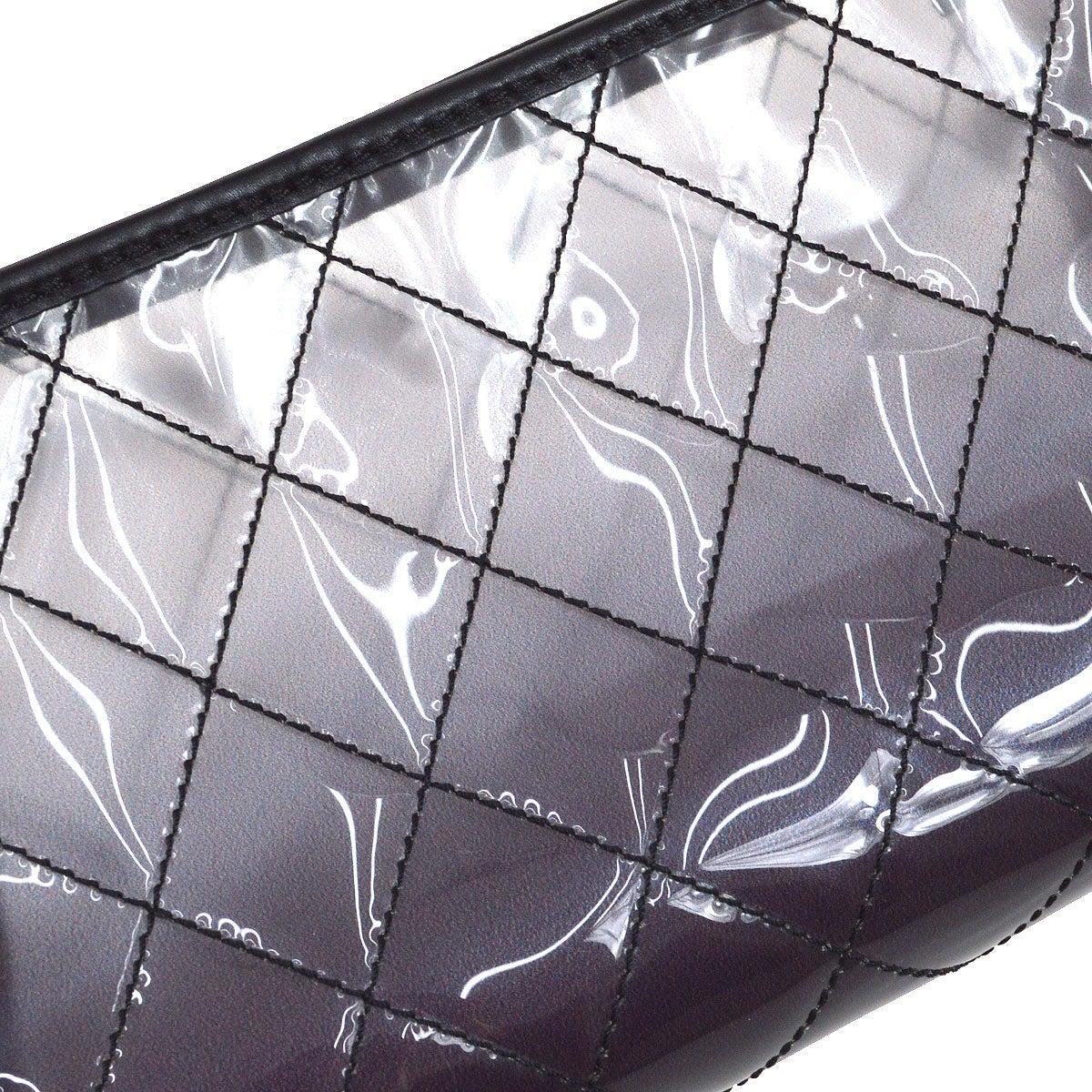 CHANEL Umhängetasche aus PVC-Vinyl und klarem Silber mit lila und schwarzem PVC-Muster im Angebot 1