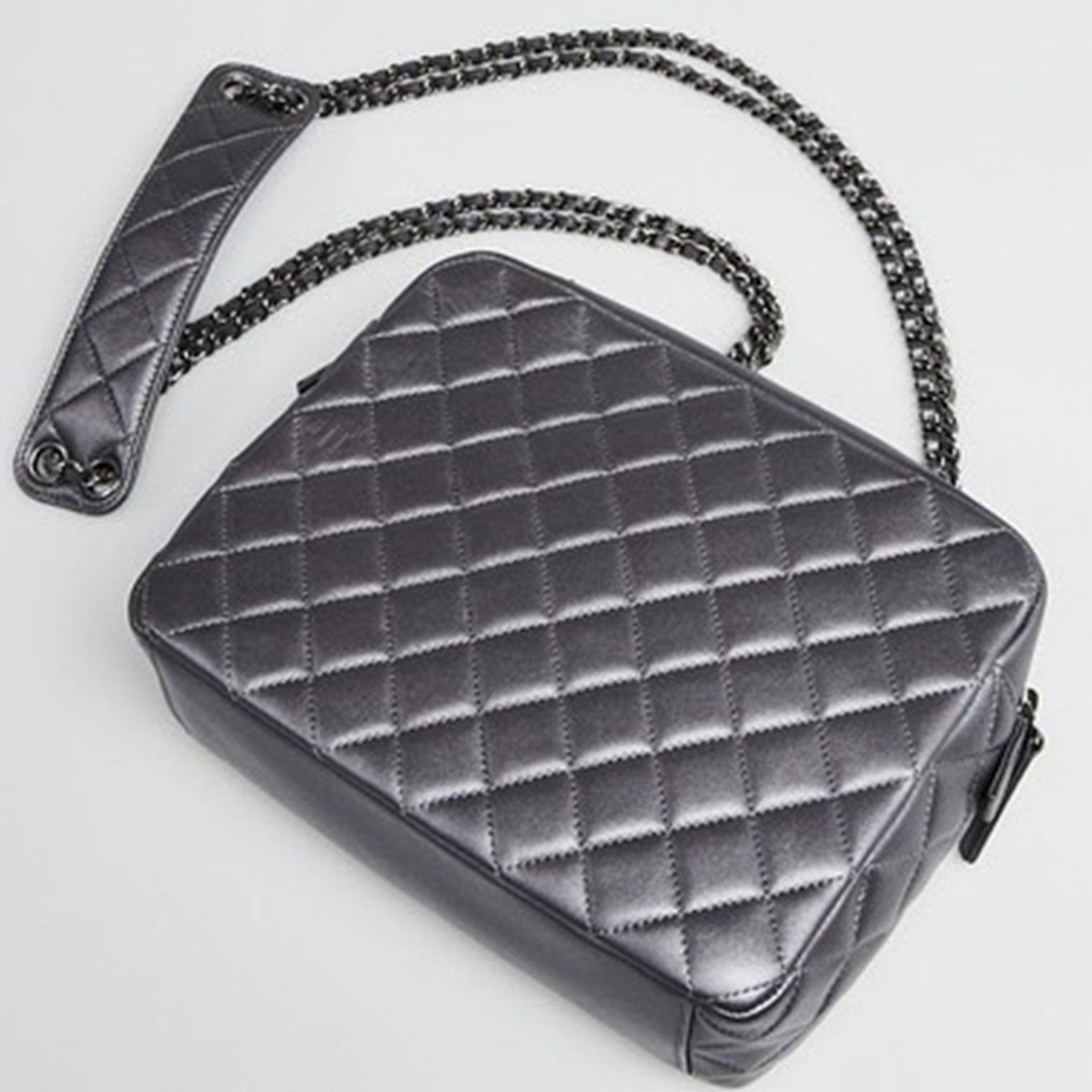 Quilted metallic leather with resin details
Includes: Box and authenticity card
2014
Interwoven retractable chain straps
Single zip closure
Microfiber interior lining
One interior main zippered pocket
Two open pockets
Handle drop: 20