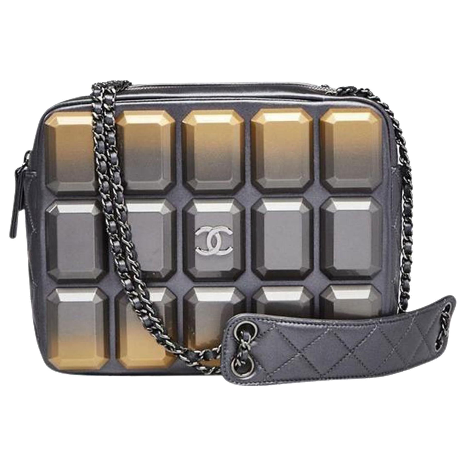 Pelle metallizzata trapuntata con dettagli in resina
Include: Scatola e scheda di autenticità
2014
Cinghie a catena intrecciate e retraibili
Chiusura con zip singola
Fodera interna in microfibra
Una tasca principale interna con cerniera
Due tasche
