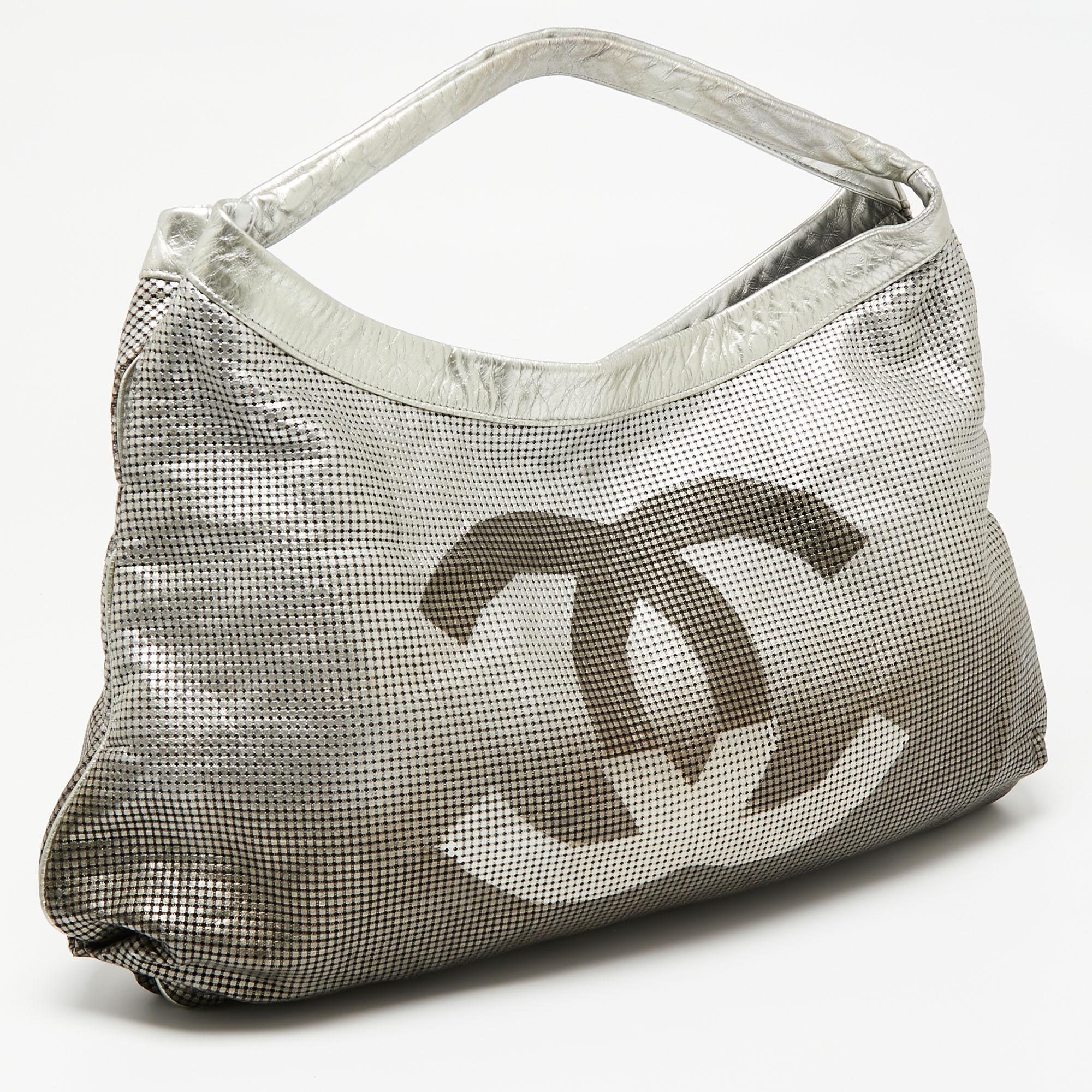 Chanel Ombre Silver Perforated Leather Hollywood CC Hobo In Good Condition In Dubai, Al Qouz 2