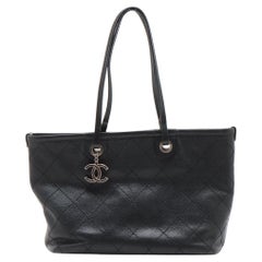Chanel On The Road Tote Bag aus Kaviarleder in Schwarz