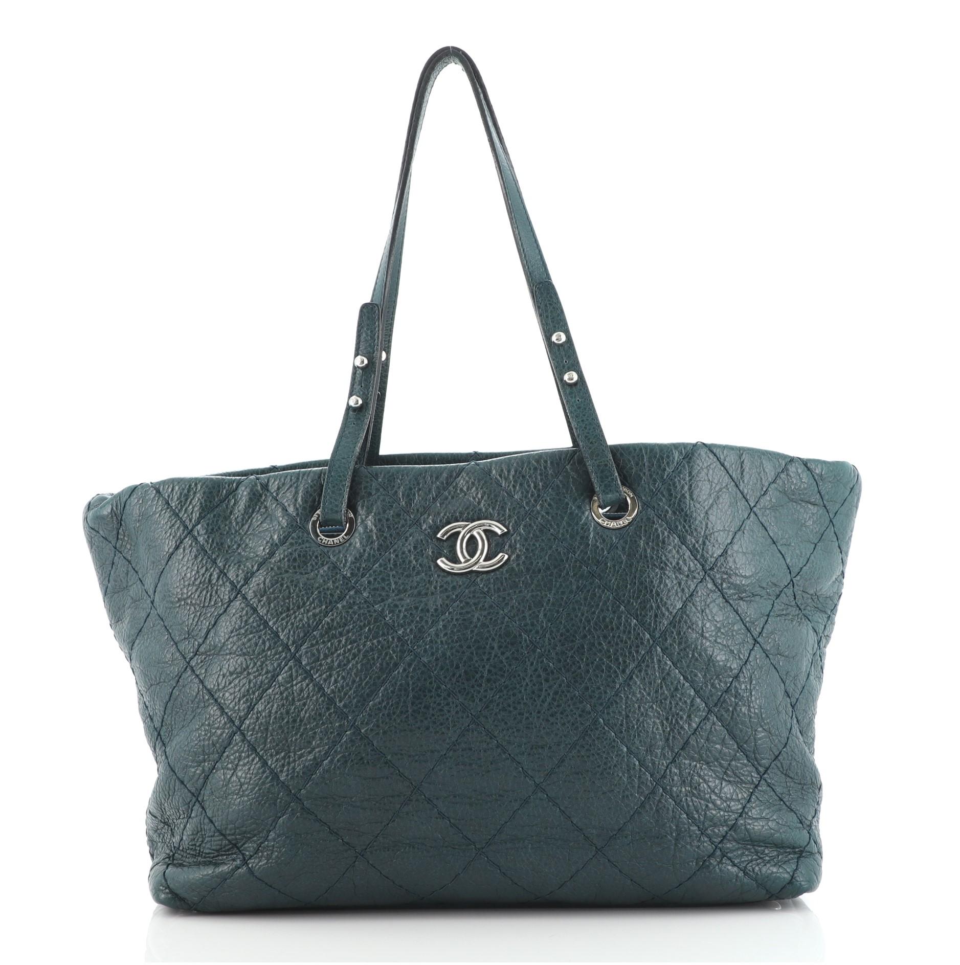 Chanel on online the road tote