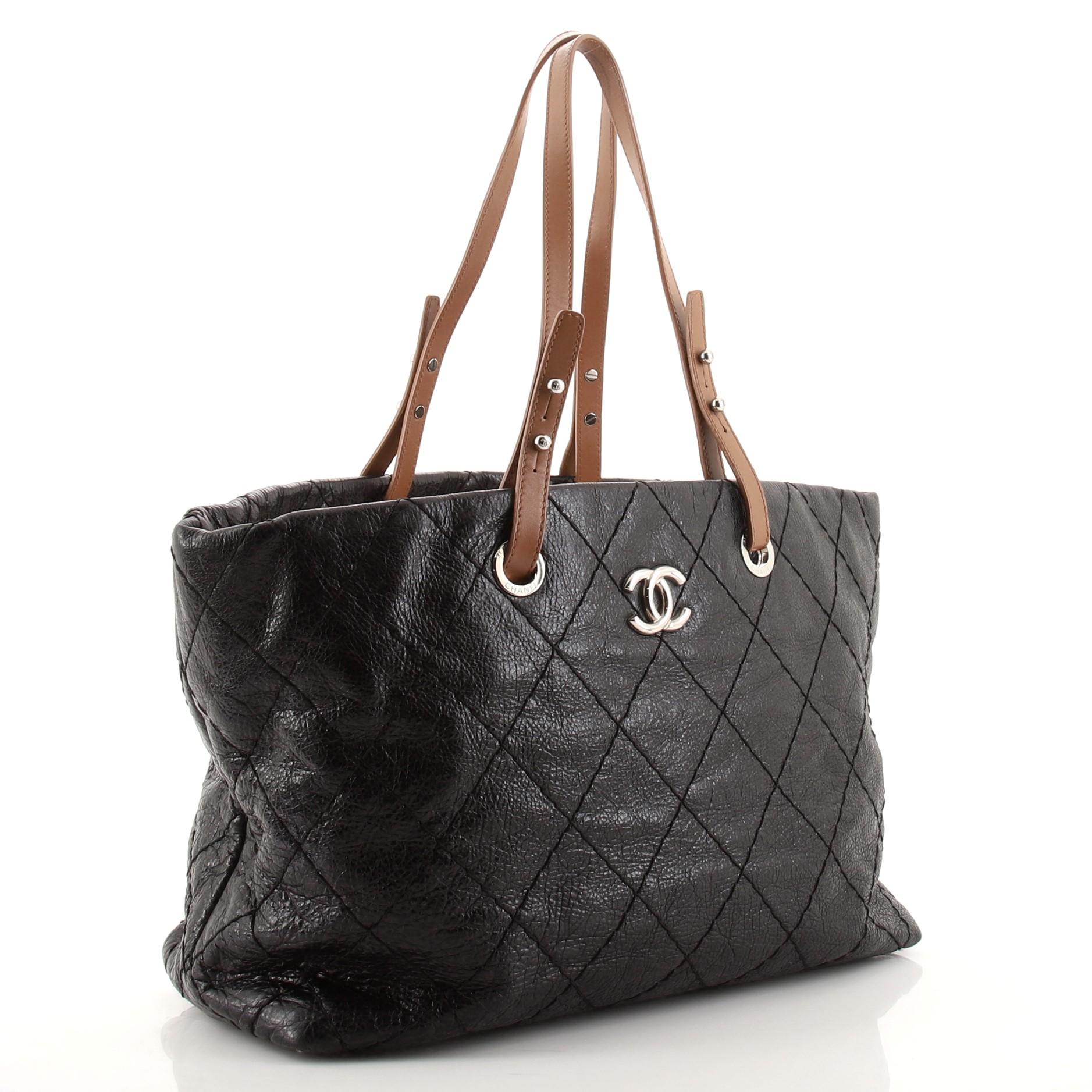 Chanel On The Road Tragetasche aus gestepptem Leder Klein (Schwarz)
