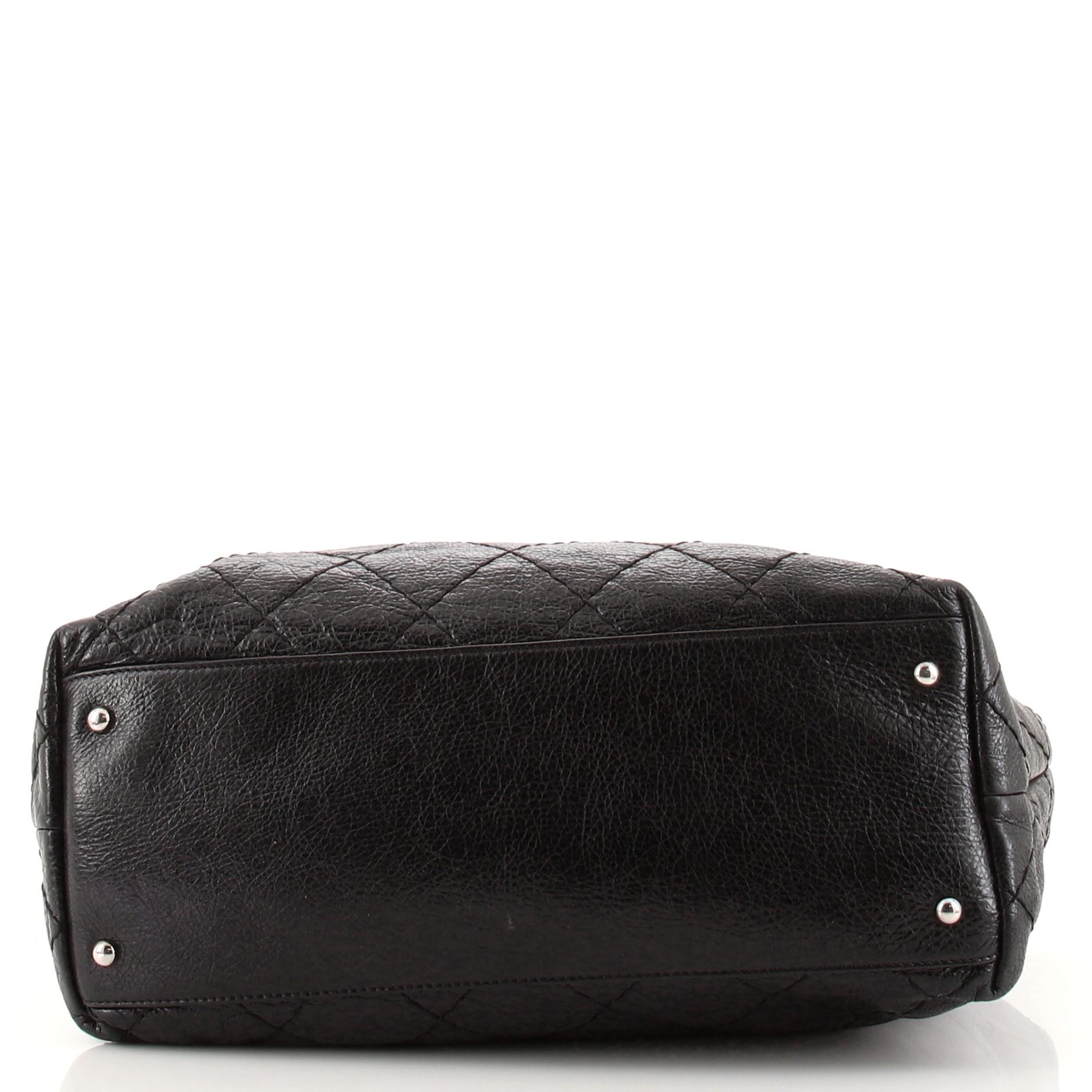 Chanel On The Road Tragetasche aus gestepptem Leder Klein für Damen oder Herren