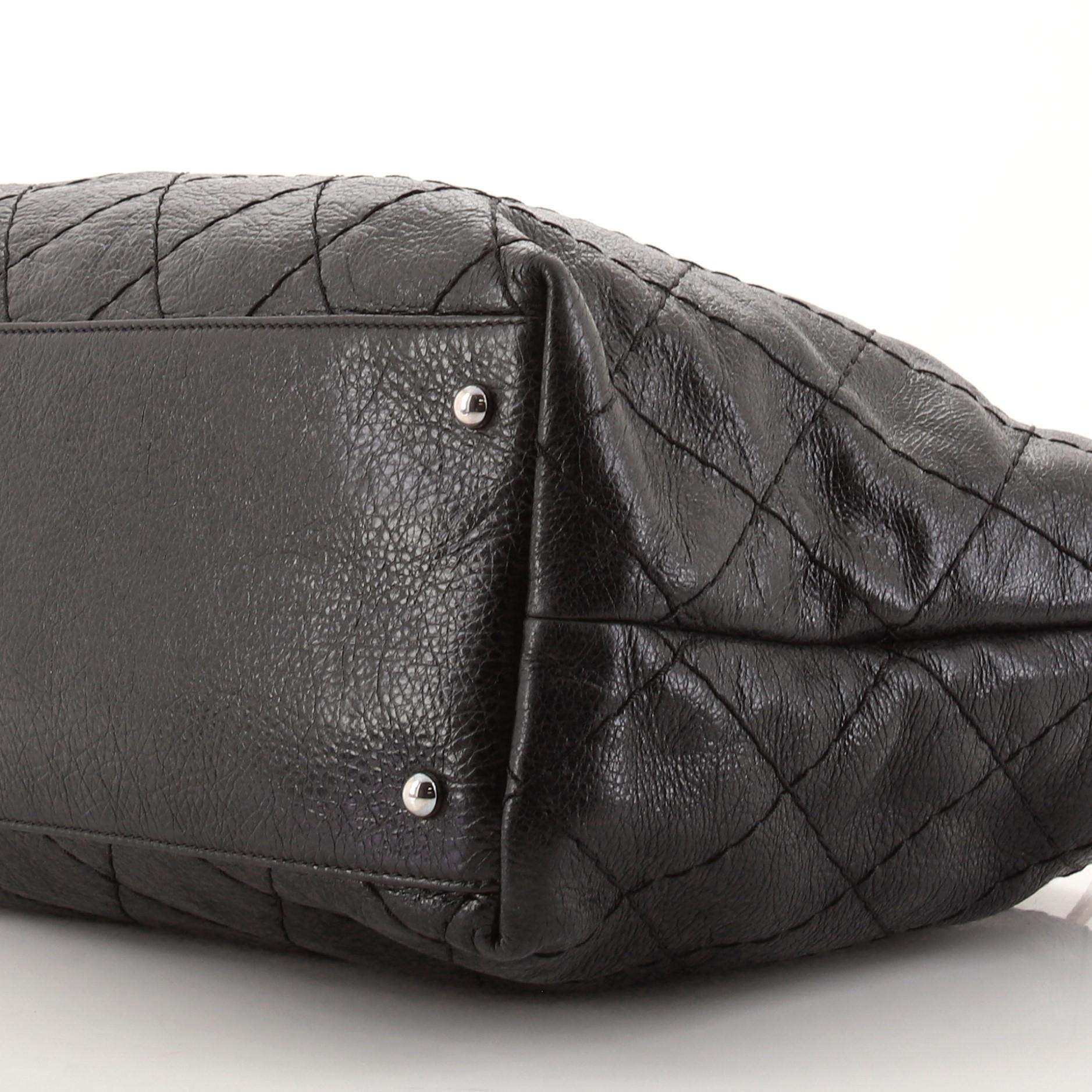 Chanel On The Road Tragetasche aus gestepptem Leder Klein 2