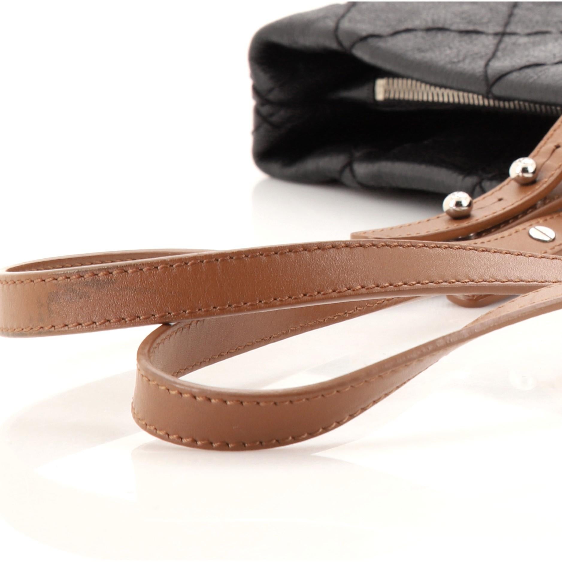 Chanel On The Road Tragetasche aus gestepptem Leder Klein 3