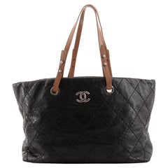 Chanel On The Road Tragetasche aus gestepptem Leder Klein