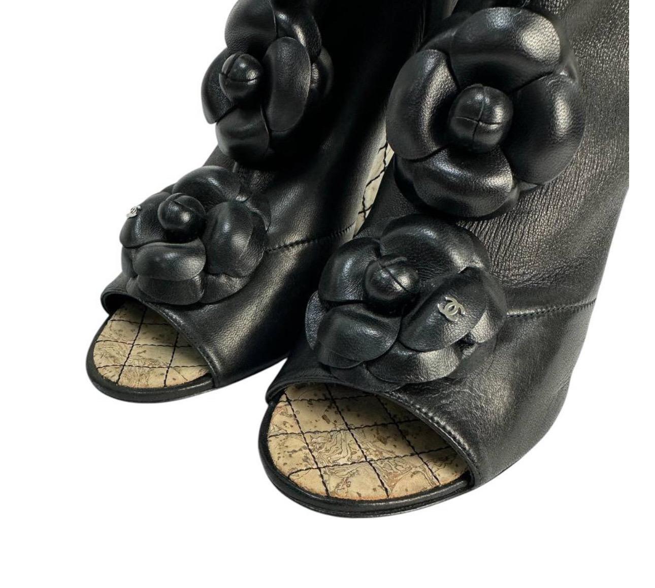 Chanel Open-Toe Piel  Botines de tacón de cuña esculpido con apliques florales Sz. 38.5 en Bueno estado para la venta en Krakow, PL