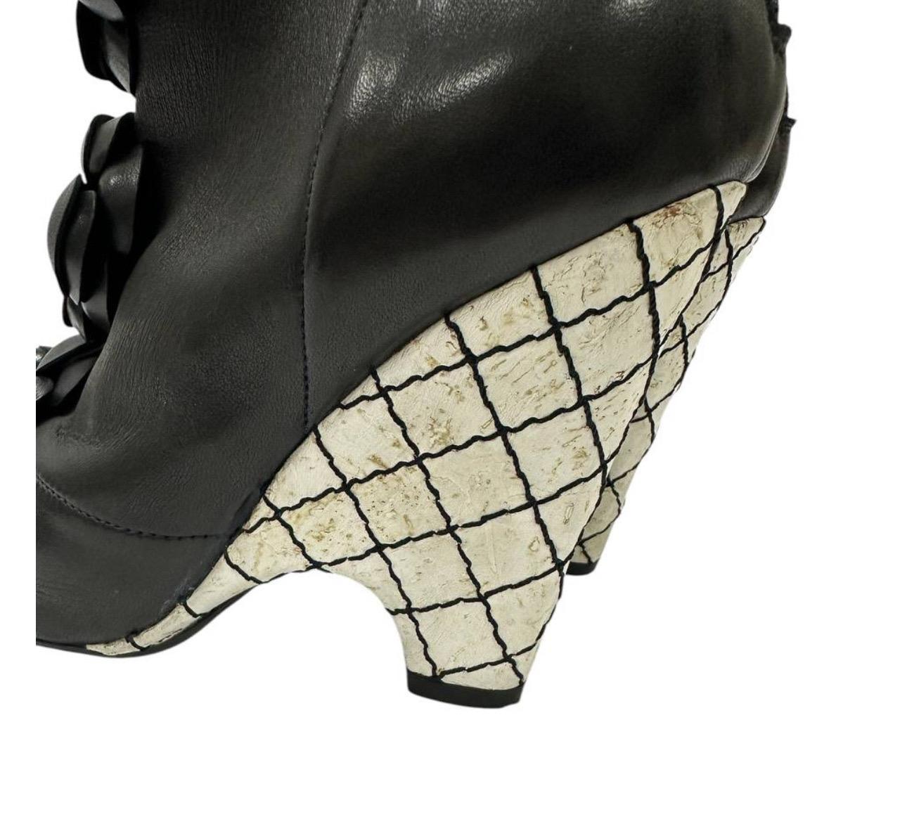 Chanel Open-Toe Piel  Botines de tacón de cuña esculpido con apliques florales Sz. 38.5 en venta 1
