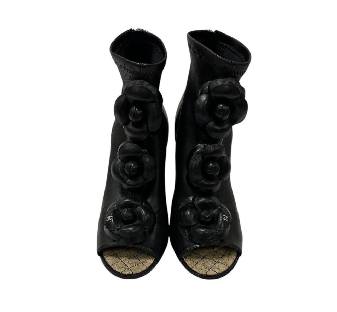 Chanel Open-Toe Piel  Botines de tacón de cuña esculpido con apliques florales Sz. 38.5 en venta 2