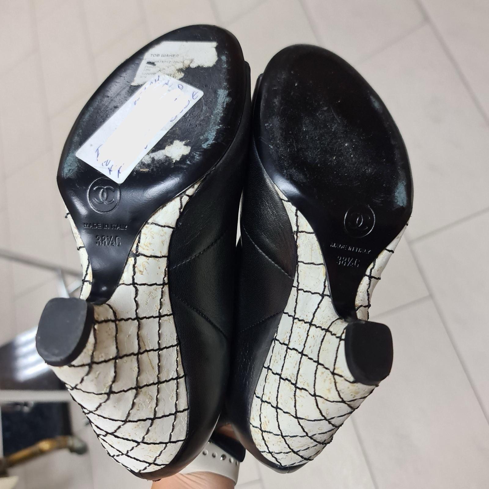Chanel Open-Toe Piel  Botines de tacón de cuña esculpido con apliques florales Sz. 38.5 en venta 3