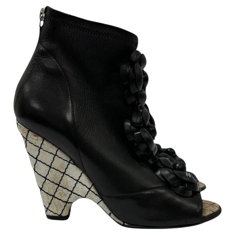 Chanel Open-Toe Piel  Botines de tacón de cuña esculpido con apliques florales Sz. 38.5 en venta