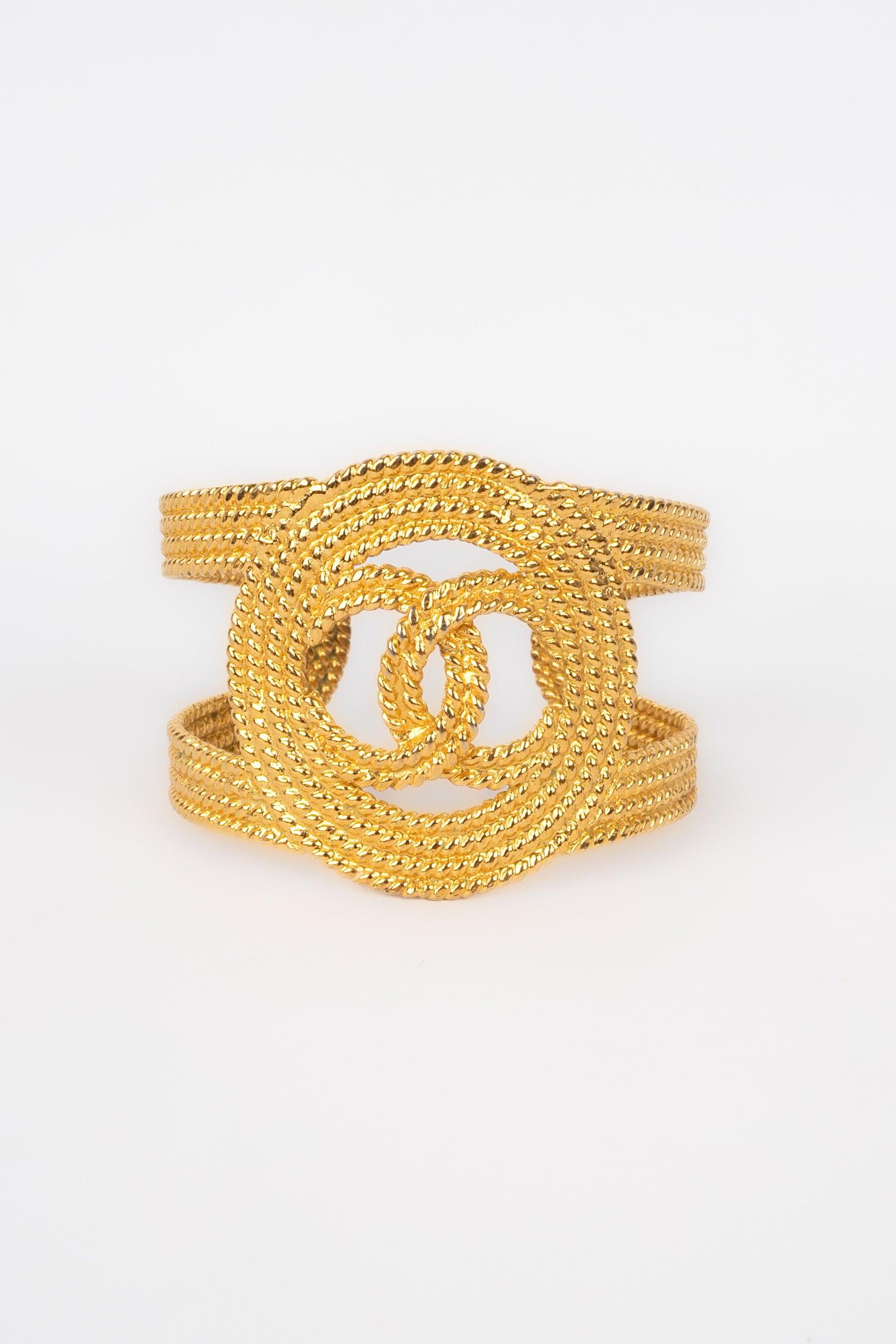 Chanel - (Made in France) Openwork golden emtal cuff bracelet. 2cc8 Collection.
 
 Additional information: 
 Condition: Very good condition
 Dimensions: Length: 15.5 cm - Height: 5 cm
 Period: 21st Century
 
 Seller Reference: BRAB43