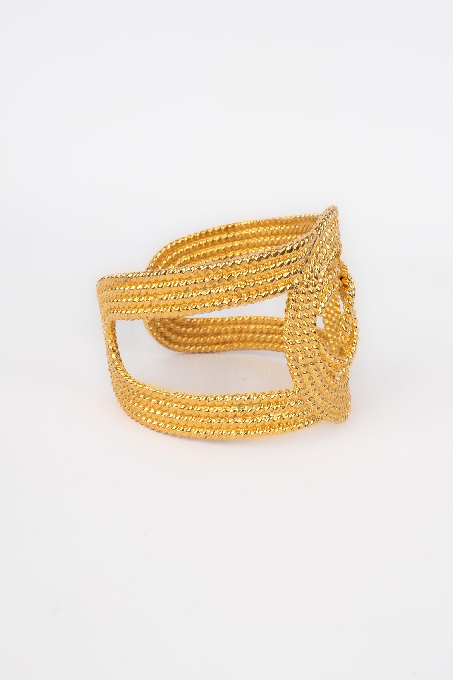 Chanel Durchbrochenes goldenes Emtal-Armband, 2008 im Zustand „Hervorragend“ im Angebot in SAINT-OUEN-SUR-SEINE, FR