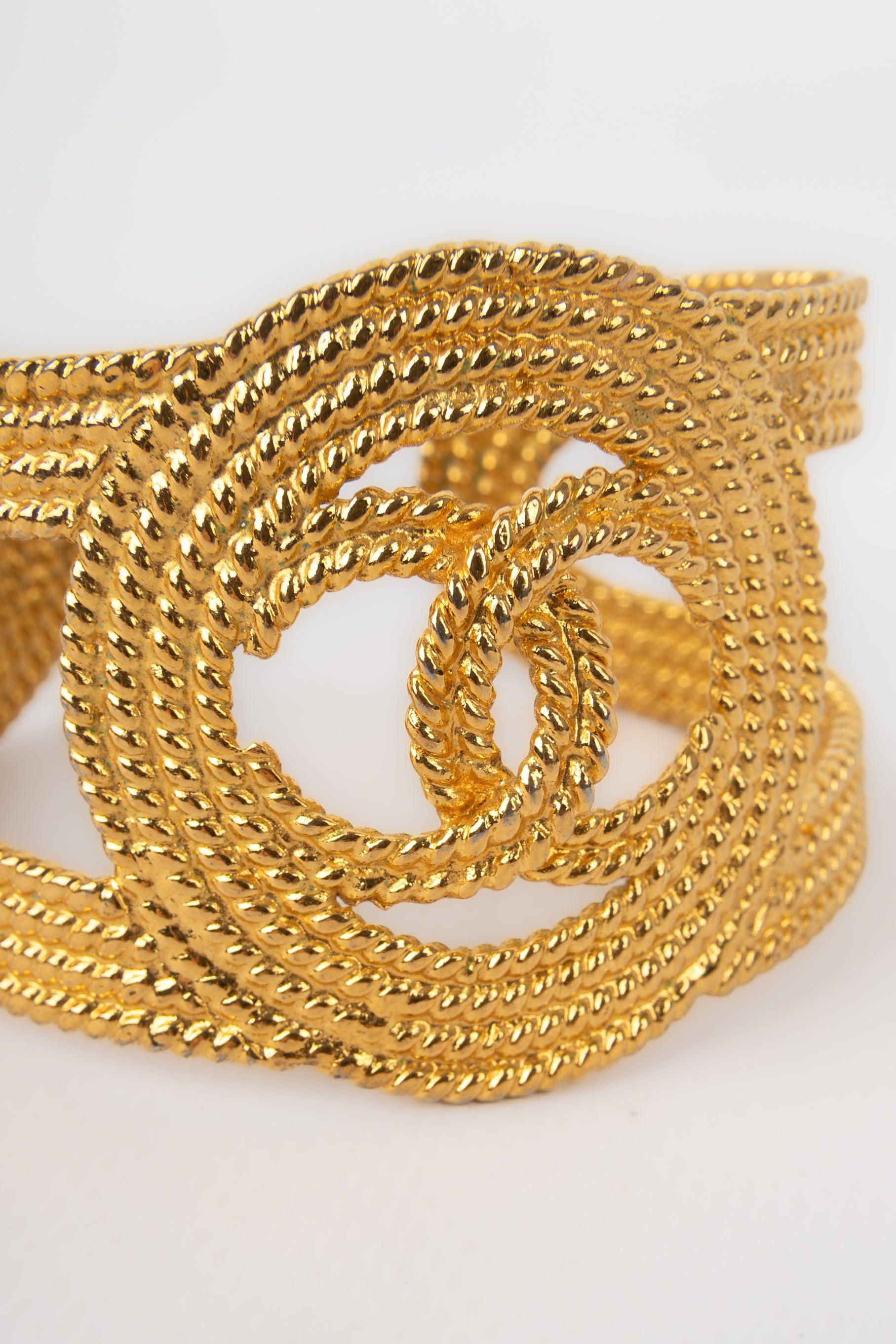 Bracelet manchette Chanel en métal doré ajouré, 2008 Pour femmes en vente