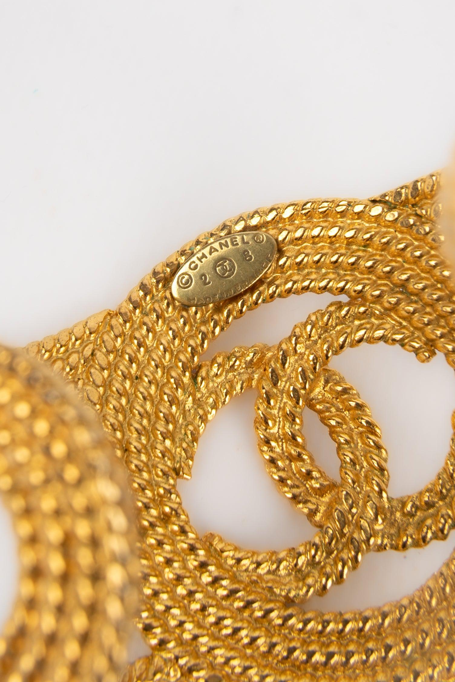 Bracelet manchette Chanel en métal doré ajouré, 2008 en vente 1