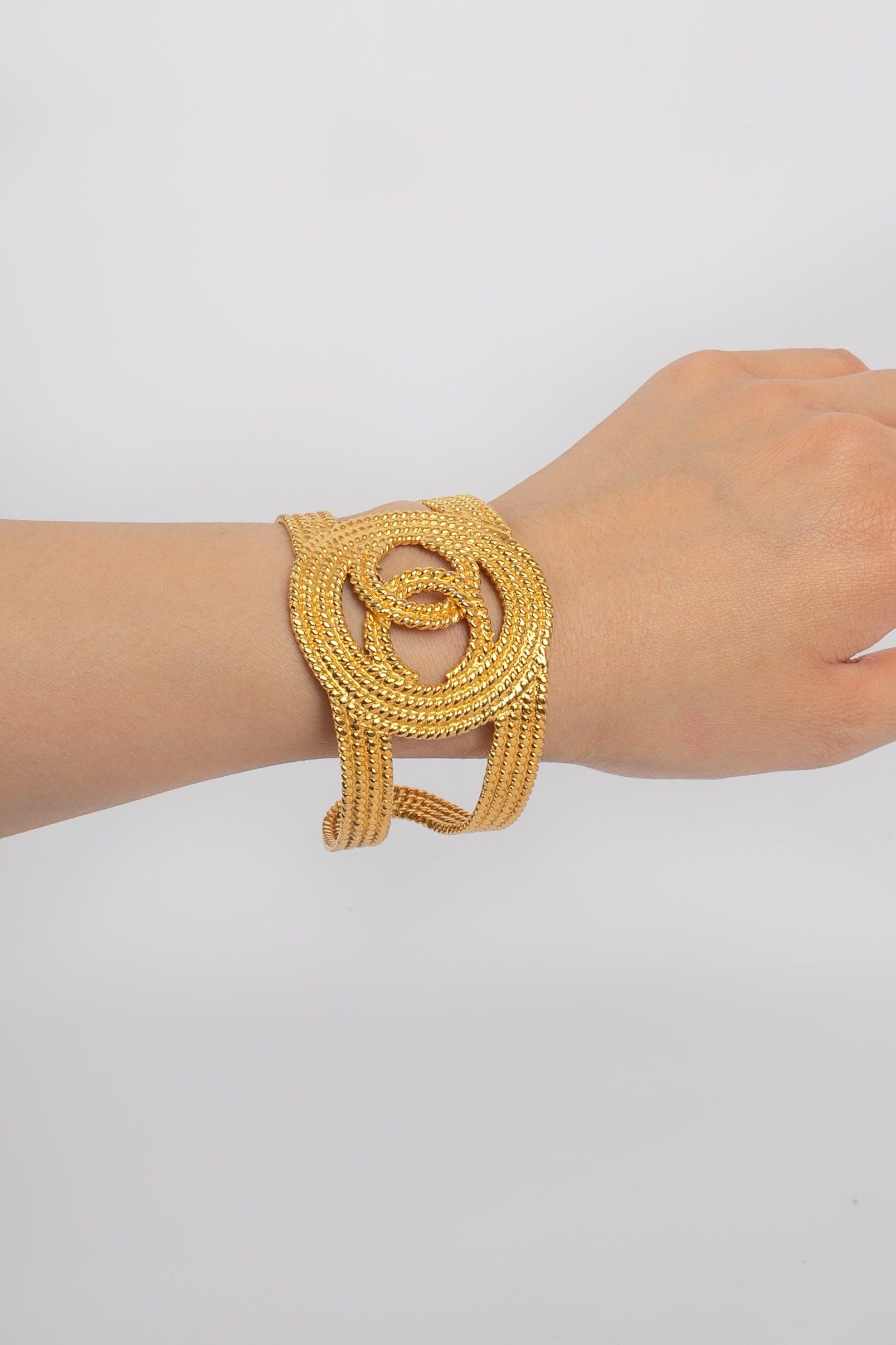 Bracelet manchette Chanel en métal doré ajouré, 2008 en vente 2