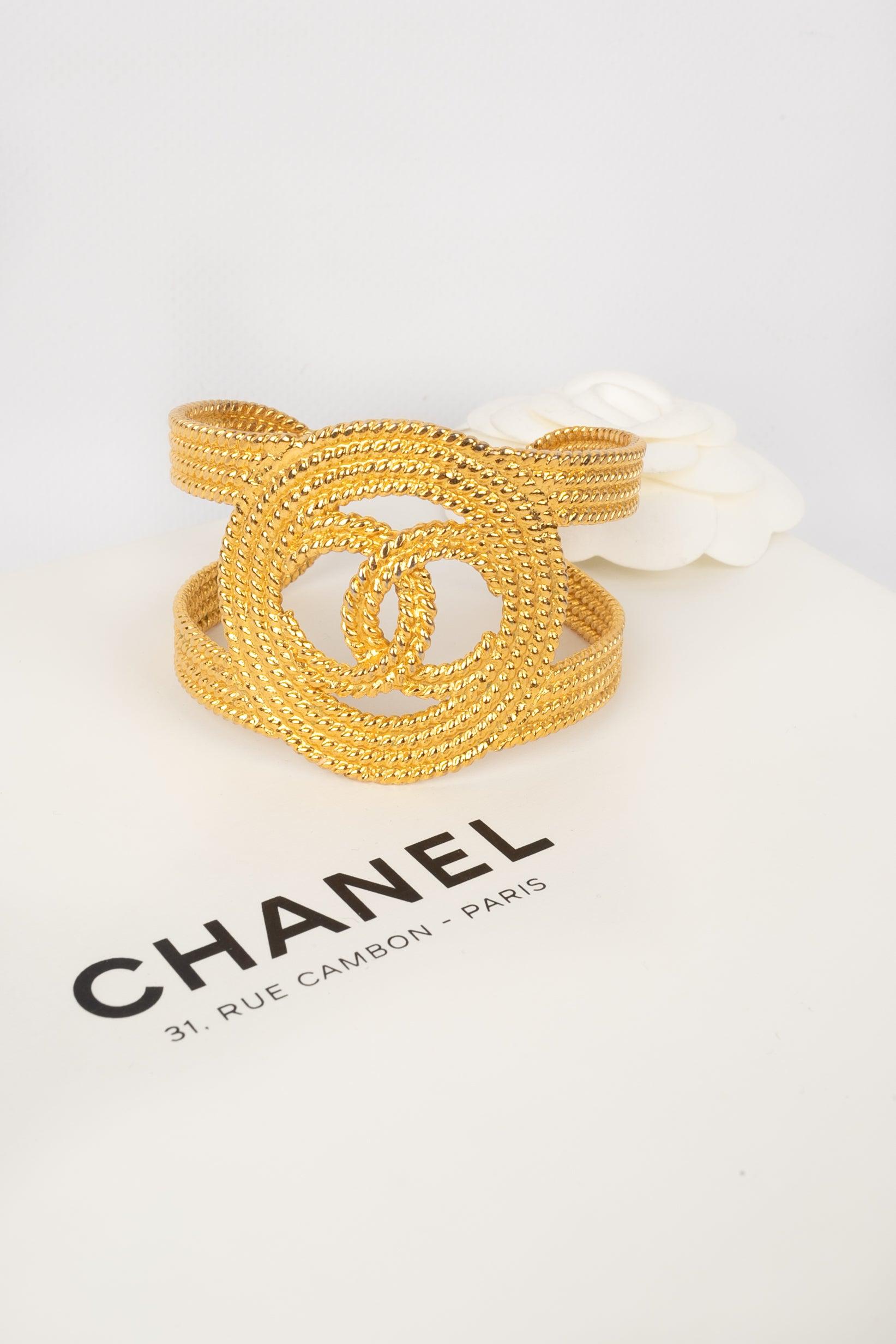 Bracelet manchette Chanel en métal doré ajouré, 2008 en vente 3