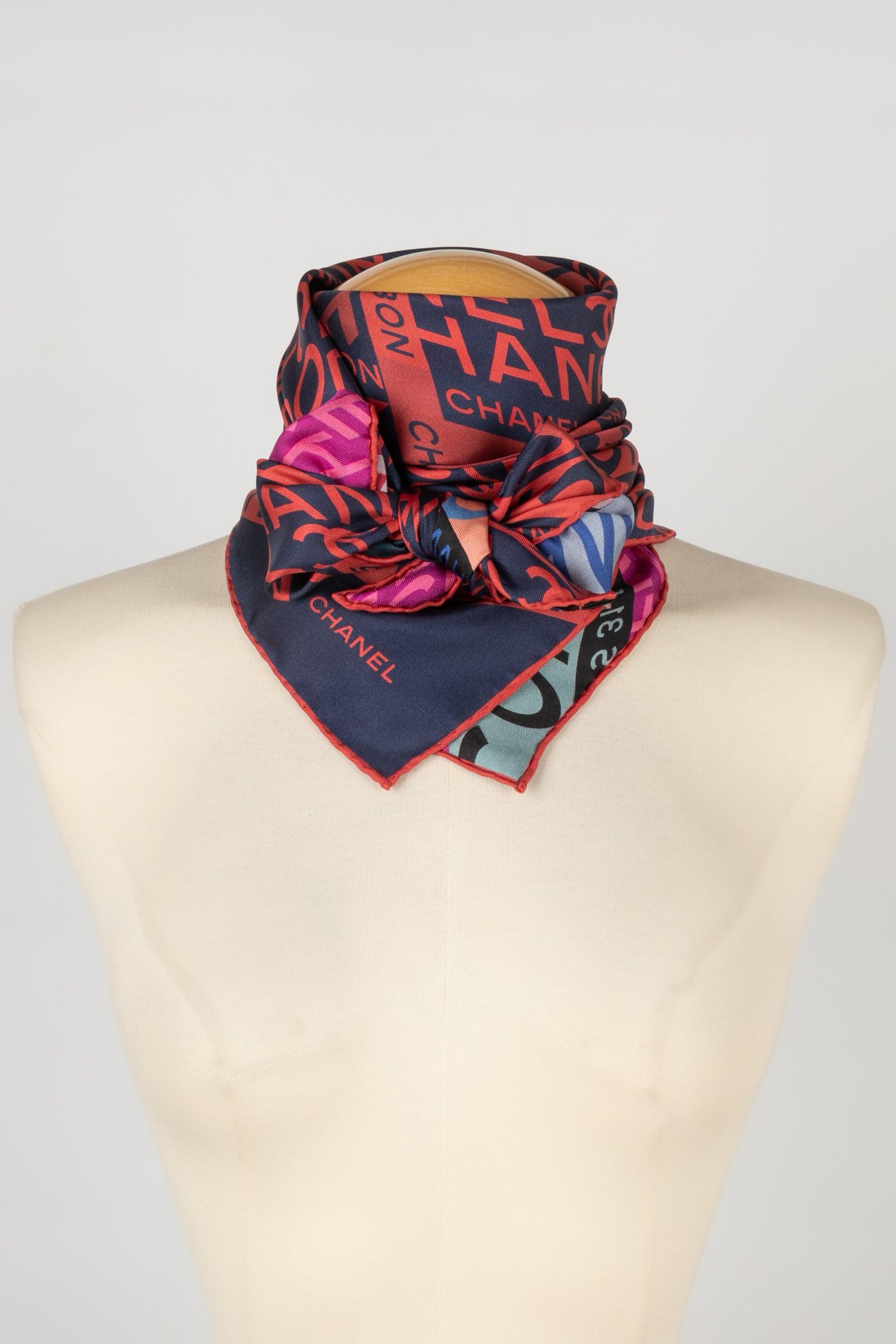 Chanel- (Made in Italy) Orange and navy blue silk reversible foulard.

Additional information:
Condition: Very good condition
Dimensions: 90 cm x 90 cm

Seller Reference: FFC25
