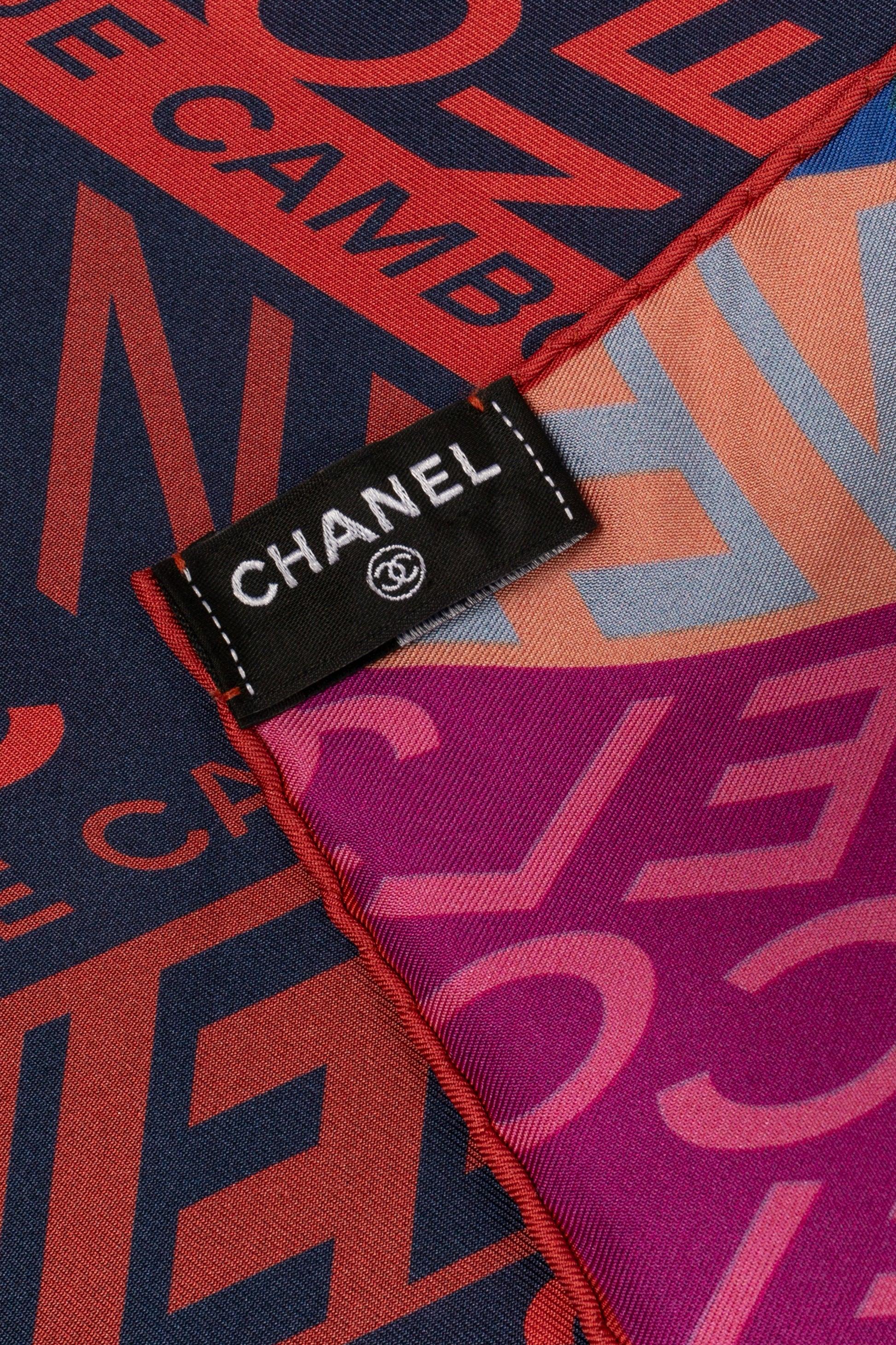 Foulard réversible Chanel orange et bleu marine en vente 1