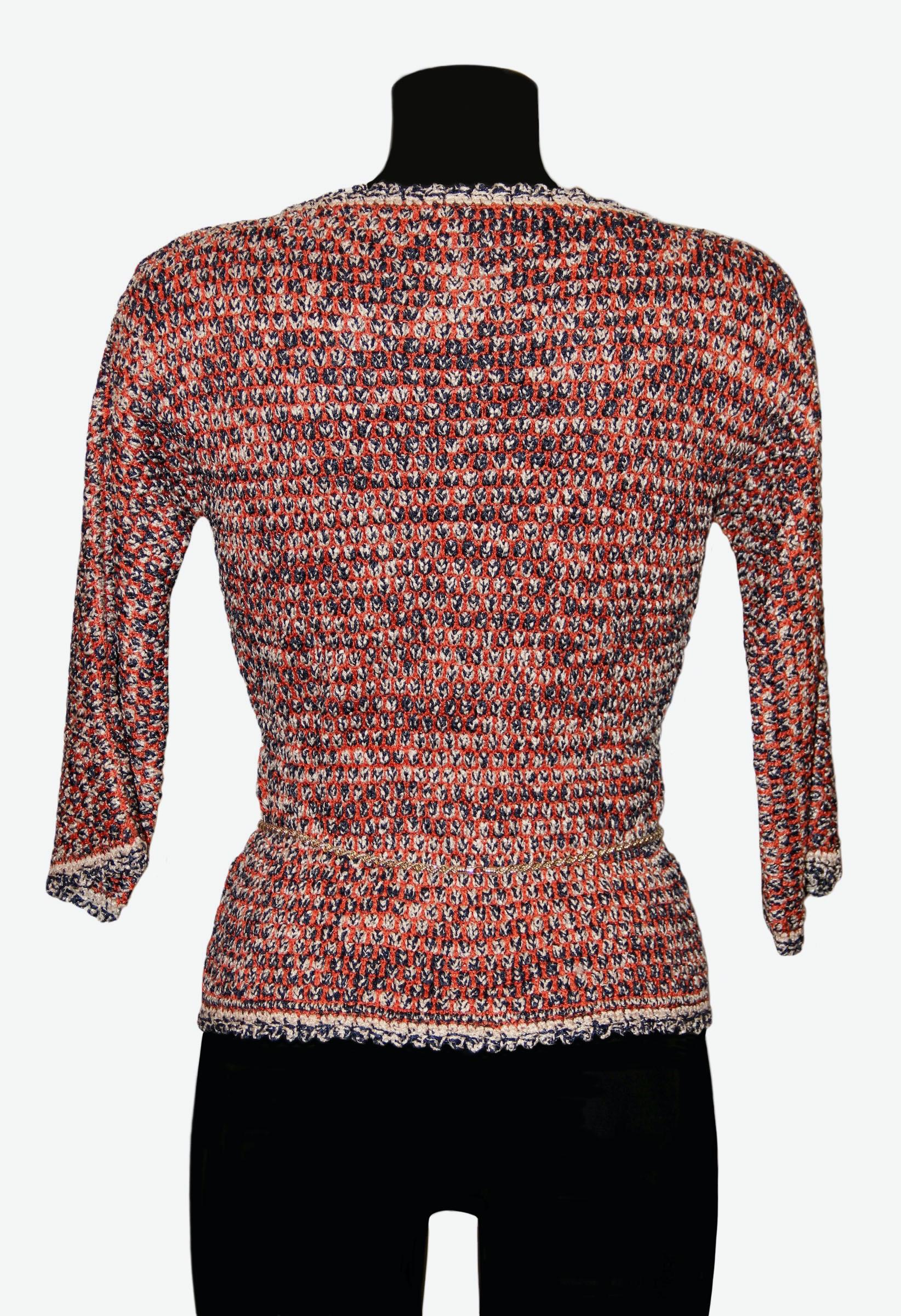 Beautiful top from the house of Chanel.
Knitted in a mix of navy, orange and beige viscose, it is slightly fitted with a navy cord with gold-tone finish chain.

Fabric: 76% viscose - 24% polyamide
Color: Navy, orange and beige
Size: 36
Measurements: