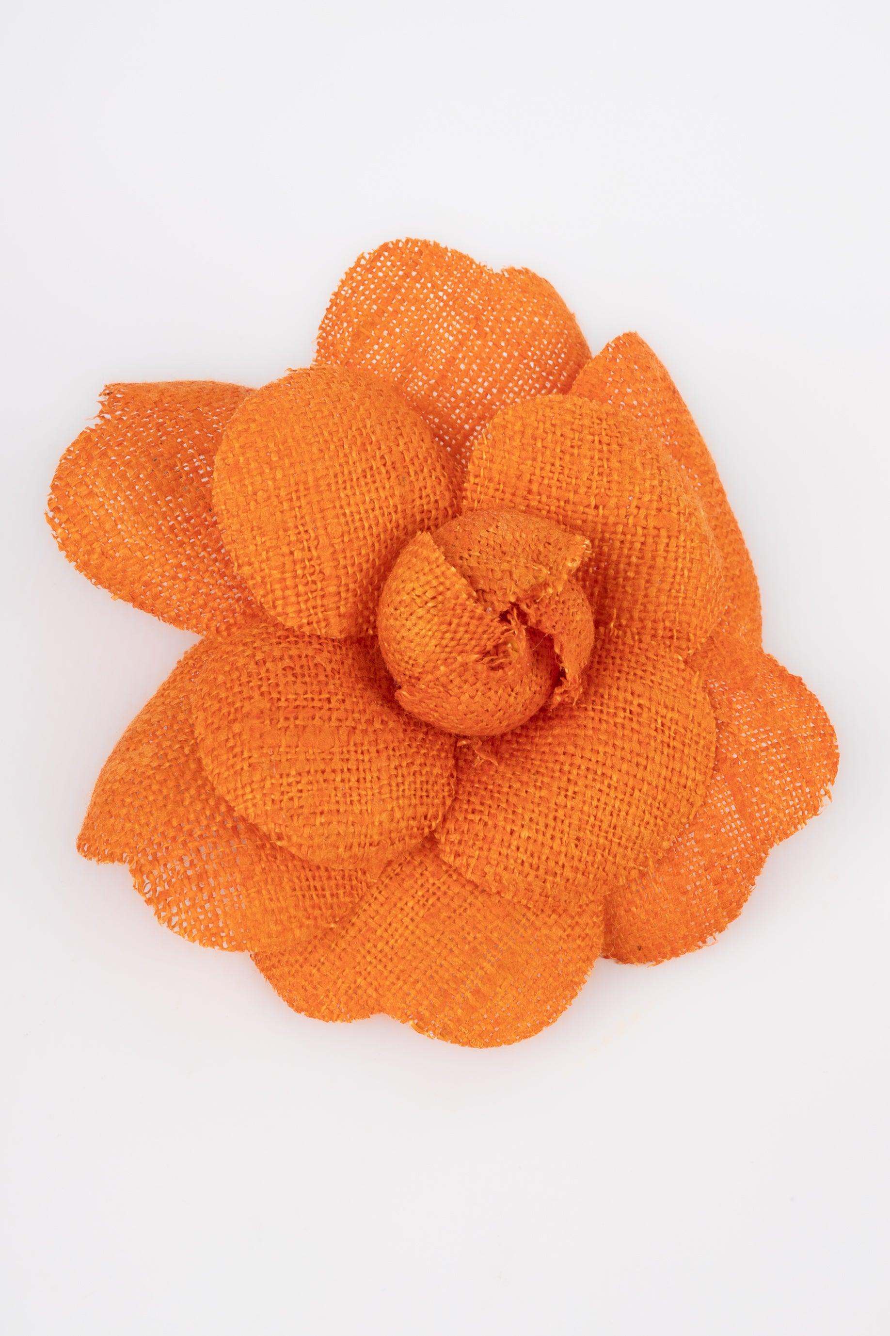 Chanel - Orange camellia brooch. Not signed jewelry.
 
 Additional information: 
 Condition: Good condition
 Dimensions: Height: 9 cm
 
 Seller Reference: BRB123