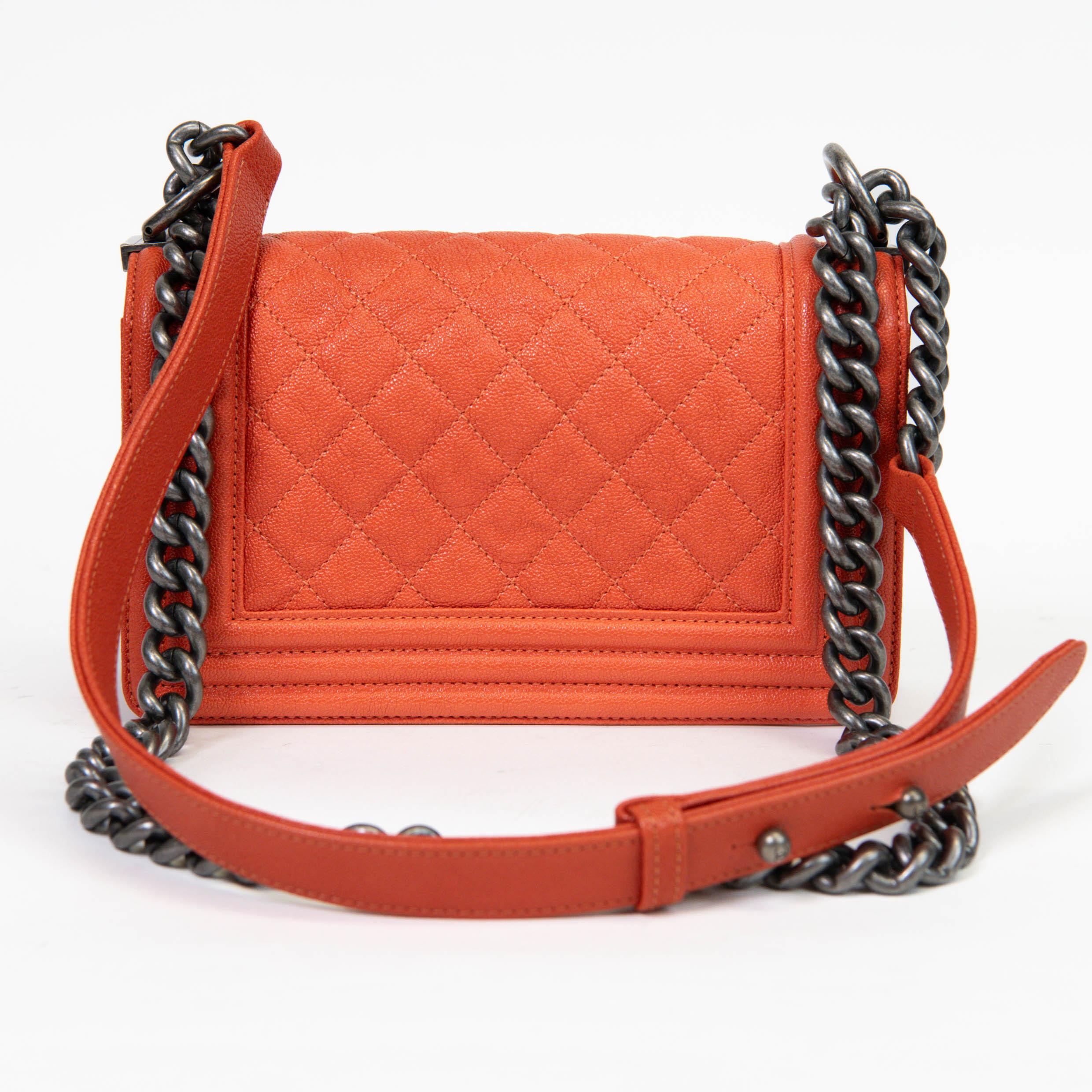 Chanel Orange Kaviar Leder Boy Bag Mini-Umhängetasche im Zustand „Hervorragend“ im Angebot in Corona Del Mar, CA