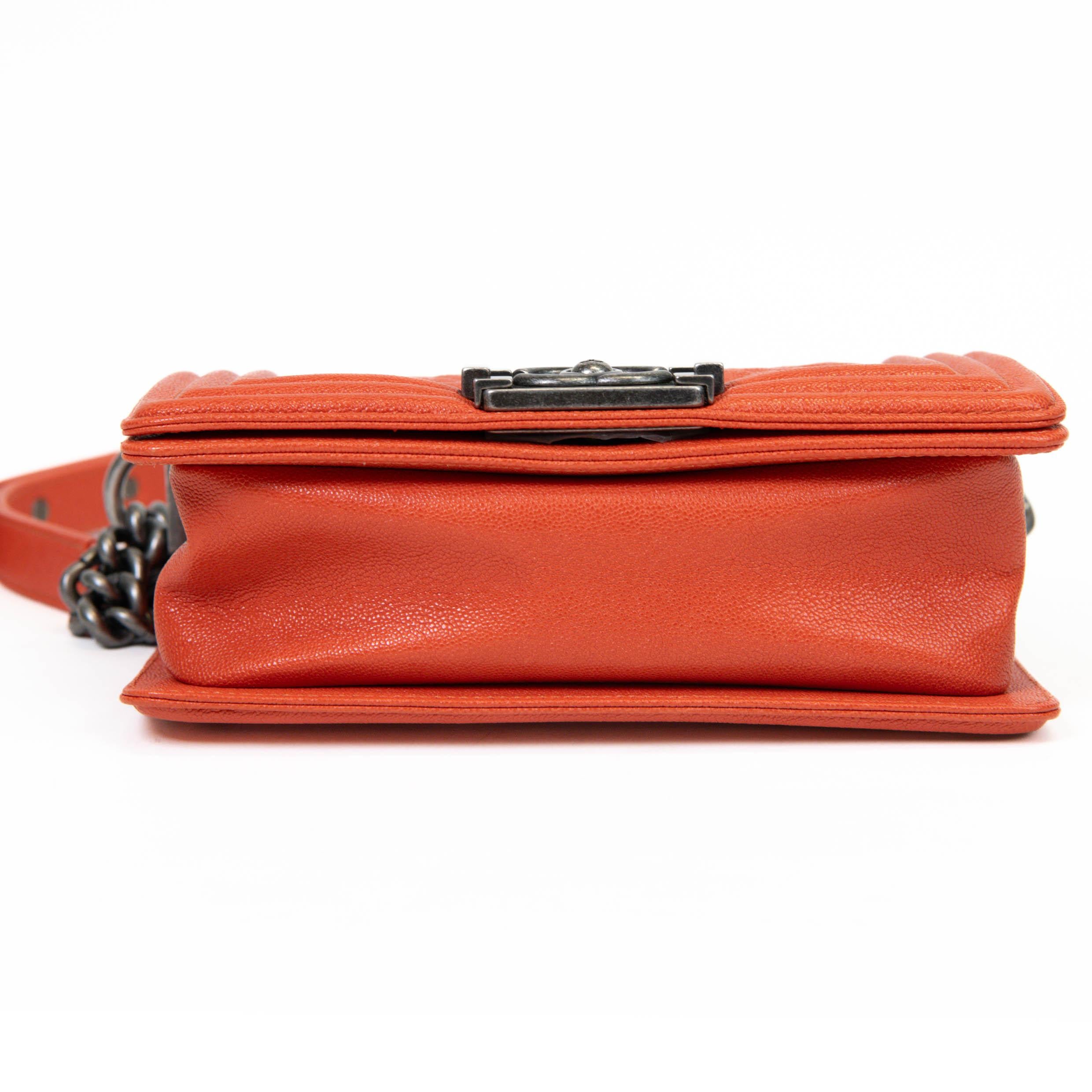 Chanel Orange Kaviar Leder Boy Bag Mini-Umhängetasche im Angebot 2