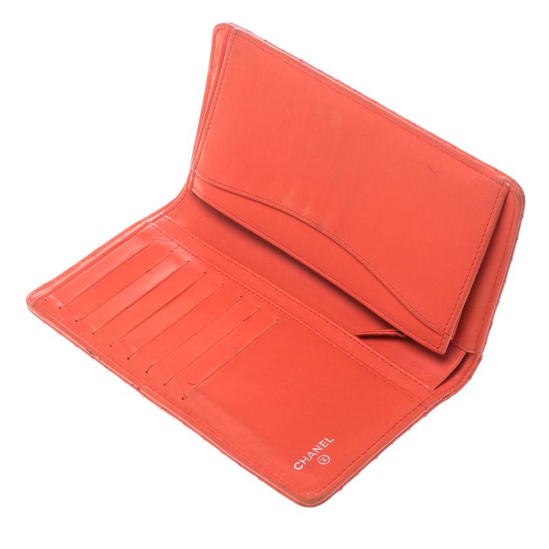 Chanel comes up with this simple and sophisticated long wallet to add subtle shine to your dressing. This orange piece is crafted from chevron leather and features the classic CC logo on the front flap closure. It has a leather-nylon interior and a