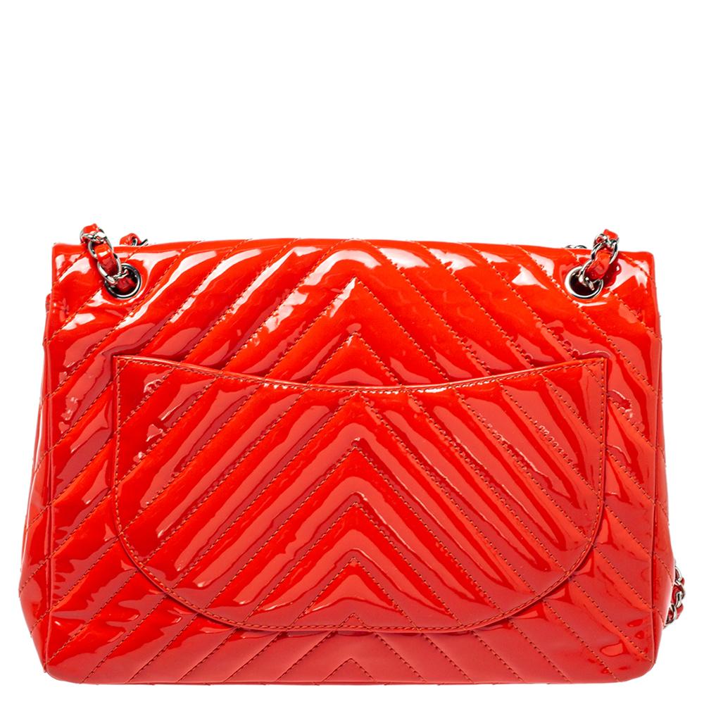 Chanel Orange Chevron Patent Leder Maxi Classic Einzelne Klappe Tasche im Zustand „Gut“ in Dubai, Al Qouz 2