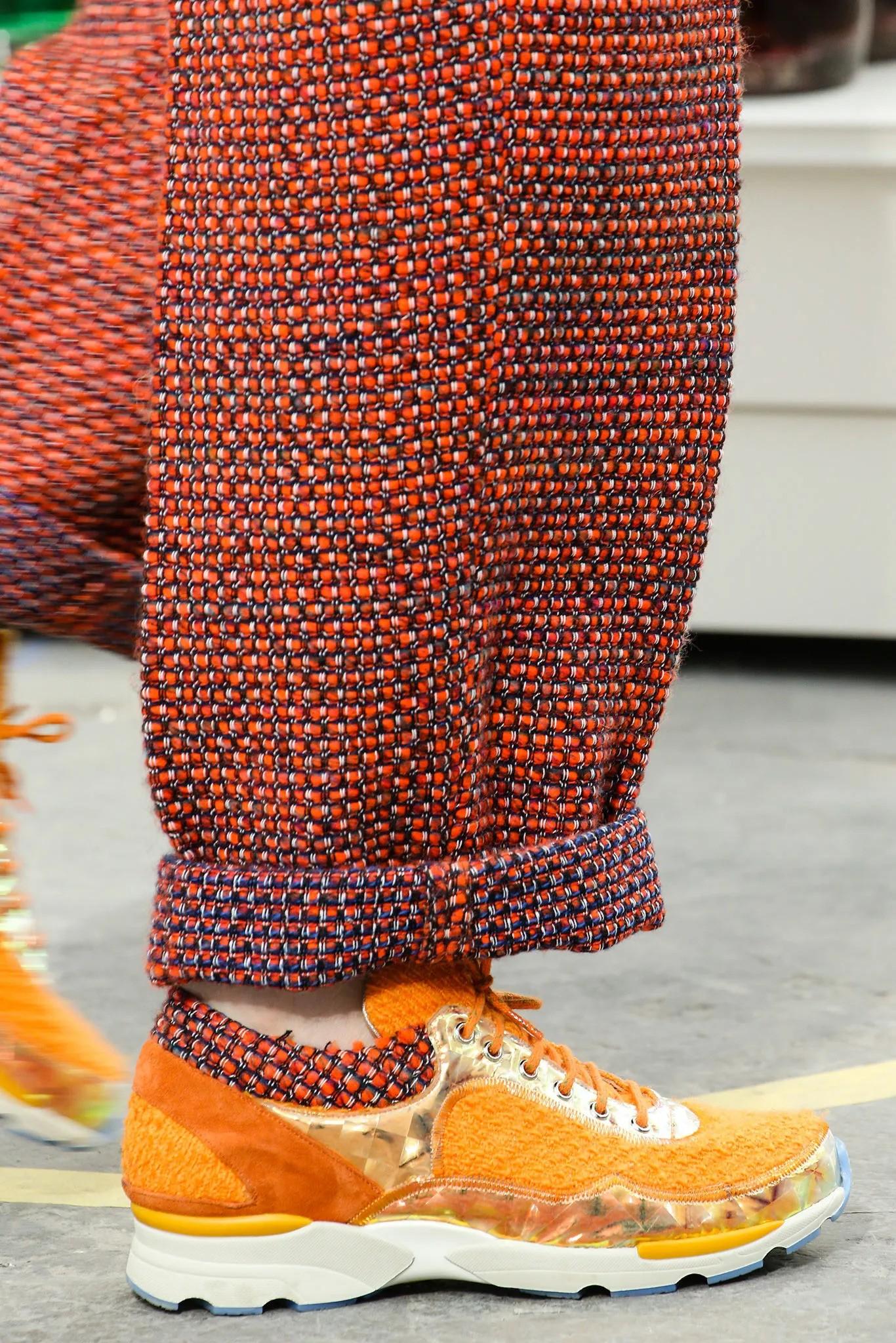 Chaussures Baskets CHANEL orange et or 14 carats SUPERMARKET TWEED 39 6