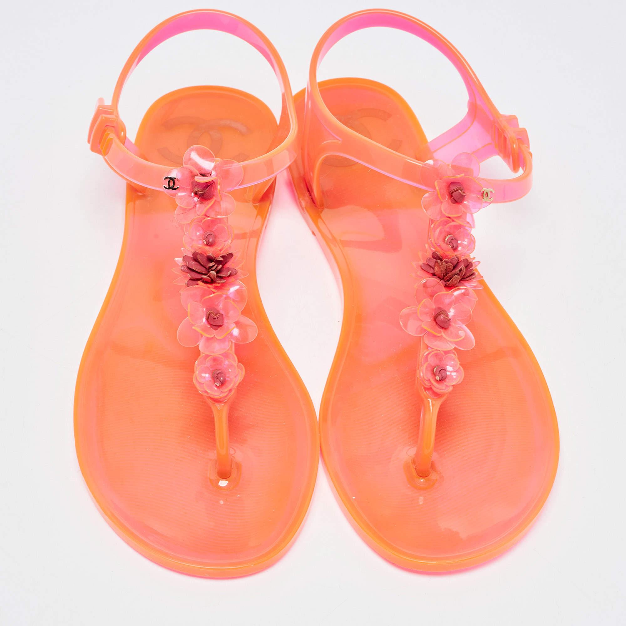 These sandals will offer you both luxury and comfort. Made from quality materials, they come in a versatile shade and are equipped with comfortable insoles.

