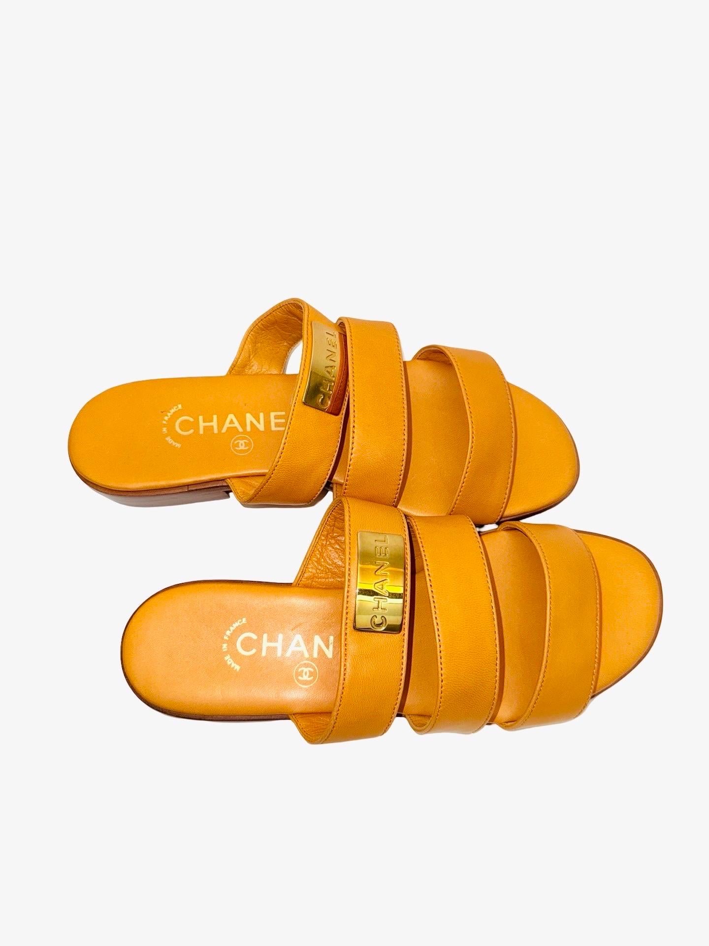 Chanel orange lambskin sandals In Excellent Condition For Sale In Sheung Wan, HK