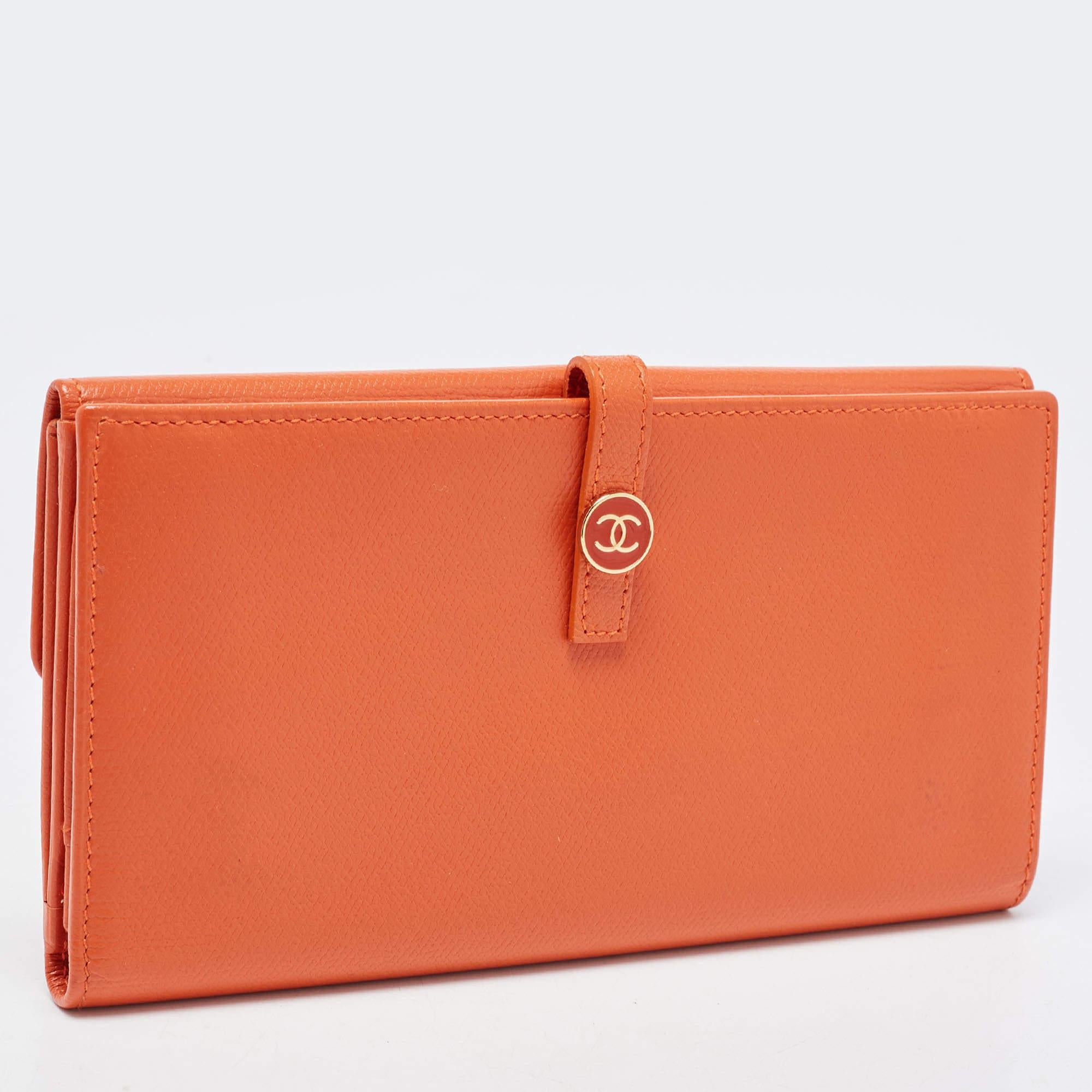 Chanel Orange Leather CC Flap Continental Wallet In Good Condition For Sale In Dubai, Al Qouz 2