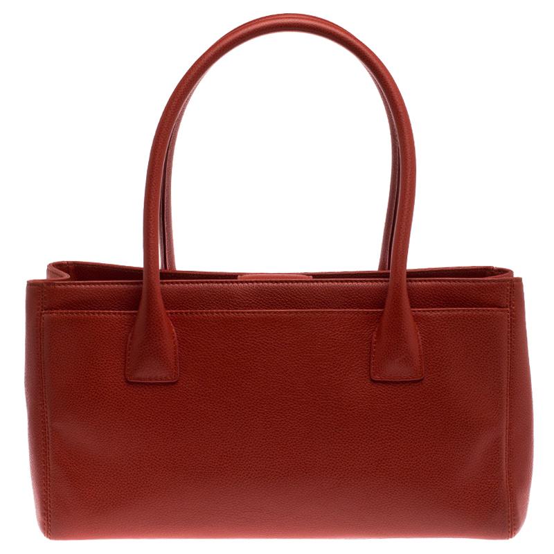 Chanel brings to you this fabulous Cerf Executive tote to add a touch of fun style to your formal work setting. This bright orange creation is crafted from leather and features dual handles and is accompanied by a zip pouch. It flaunts the signature