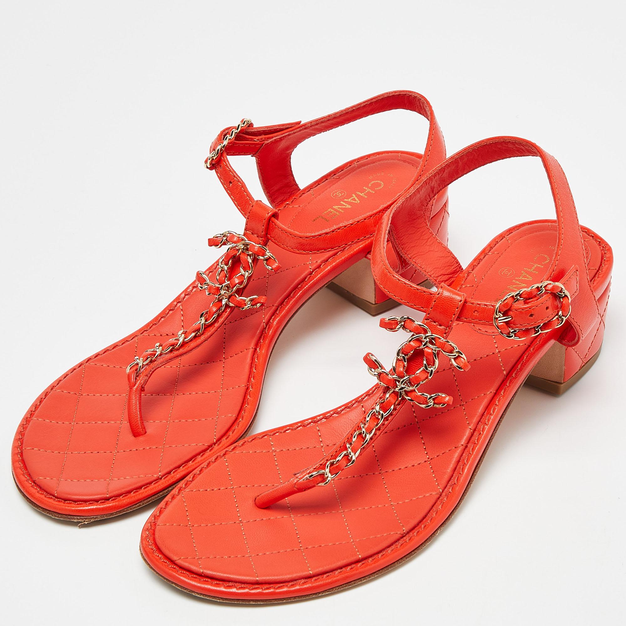 These sandals will frame your feet in an elegant manner. Crafted from quality materials, they display a classy design and comfortable insoles.