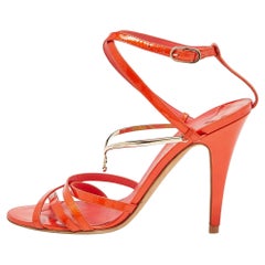 Chanel Orangefarbene Lack-Sandalen mit Knöchelriemen Größe 39,5