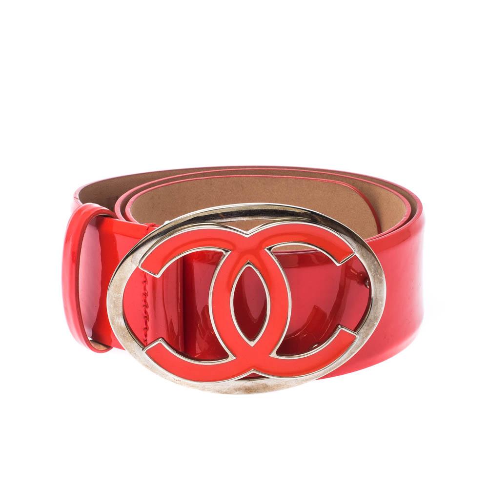 Perfect to add a touch of style and glamour to your look, this pretty orange leather belt from Chanel is crafted in a sleek design and exudes a refined, feminine appeal. It is styled with the signature CC buckle in silver-tone on the front. Team it