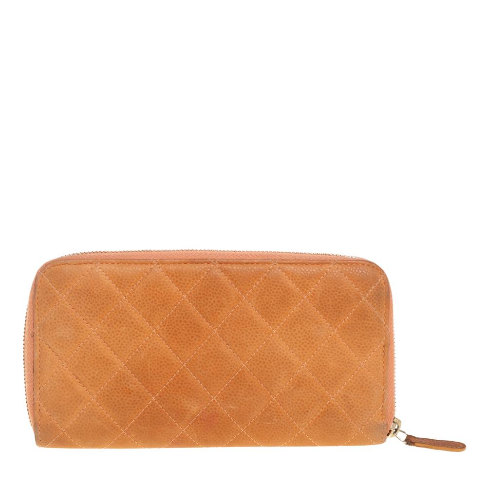 Dieses schlichte, aber elegante Portemonnaie von Chanel ist der perfekte Begleiter für Ihre täglichen Besorgungen. Das orangefarbene, gesteppte Kaviar-Veloursleder wird durch ein goldfarbenes CC-Logo auf der Vorderseite ergänzt. Der Reißverschluss