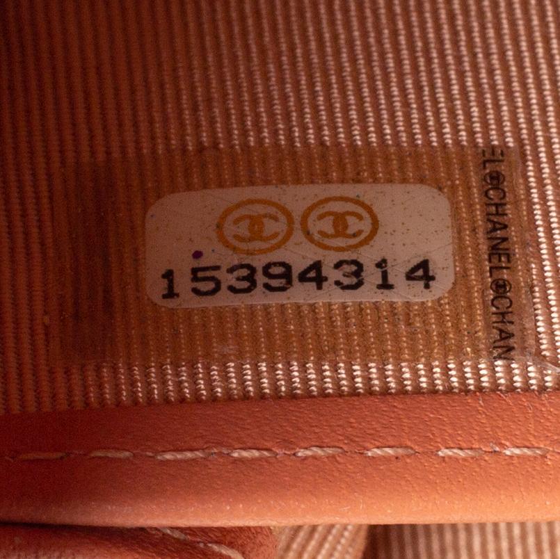 Chanel - Portefeuille en daim caviar matelassé orange avec fermeture éclair CC Bon état - En vente à Dubai, Al Qouz 2