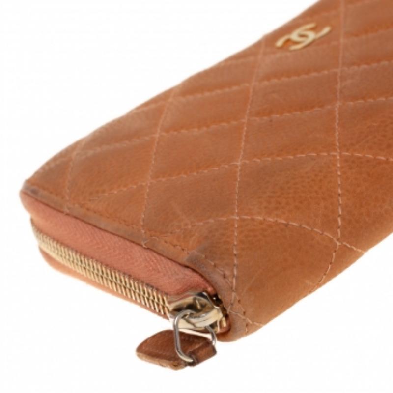 Chanel Arancione Trapuntato Caviale Scamosciato CC Portafoglio con Zip Intorno in vendita 2