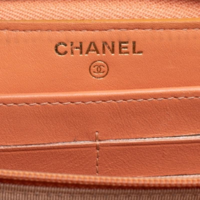 Chanel Arancione Trapuntato Caviale Scamosciato CC Portafoglio con Zip Intorno in vendita 3