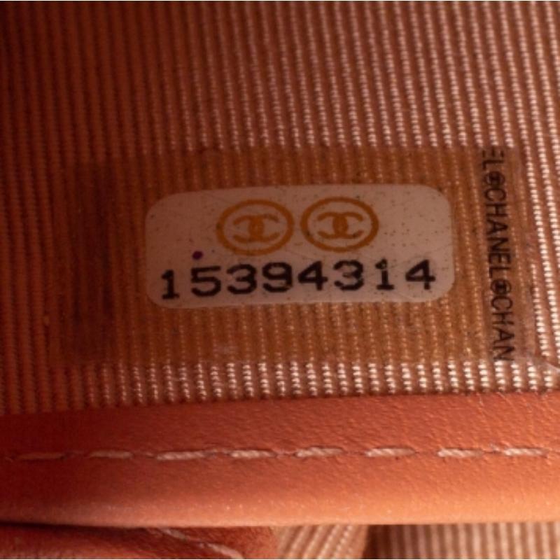 Chanel Arancione Trapuntato Caviale Scamosciato CC Portafoglio con Zip Intorno in vendita 4