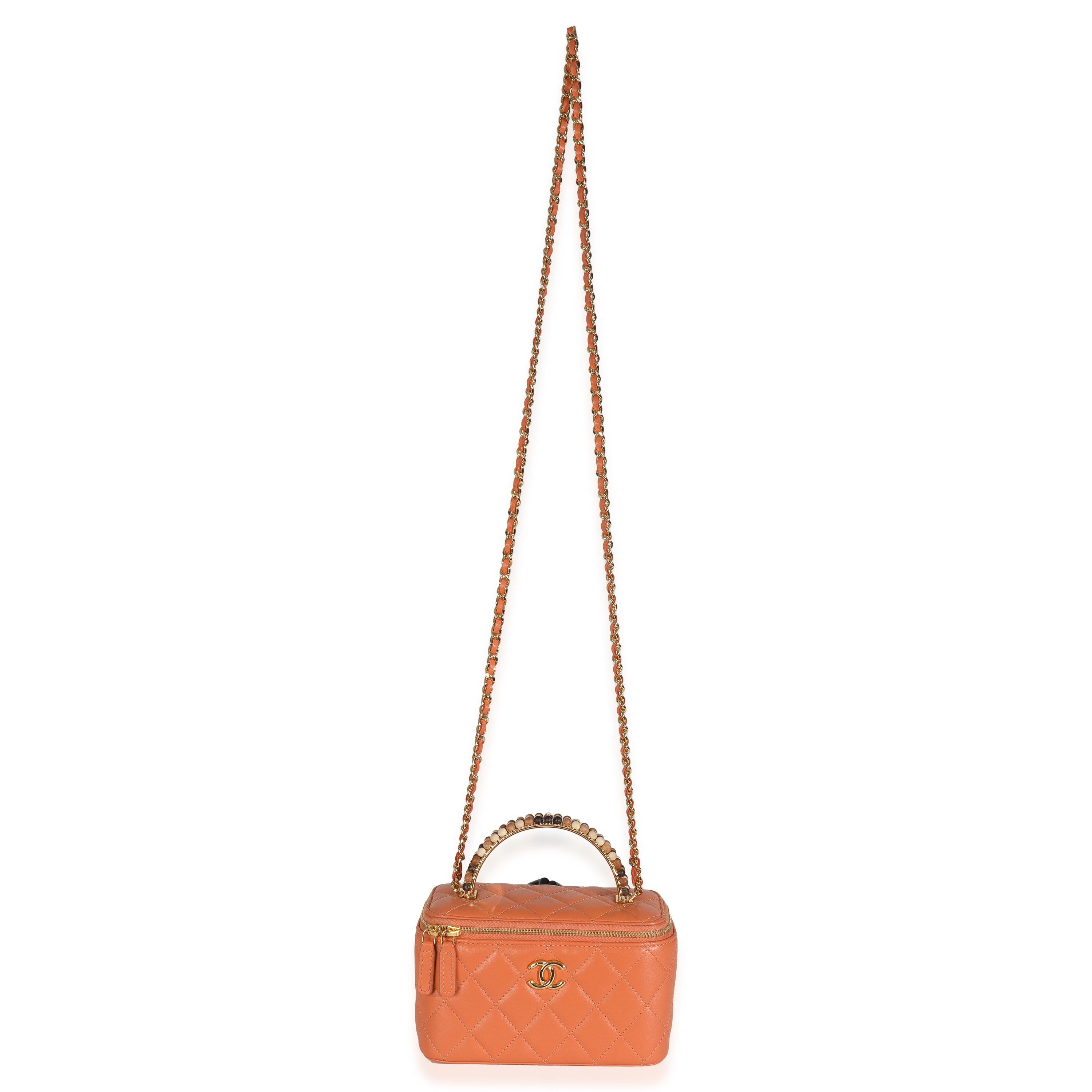 Chanel - Petit vanity case avec chaîne en cuir d'agneau matelassé et perles, orange 1