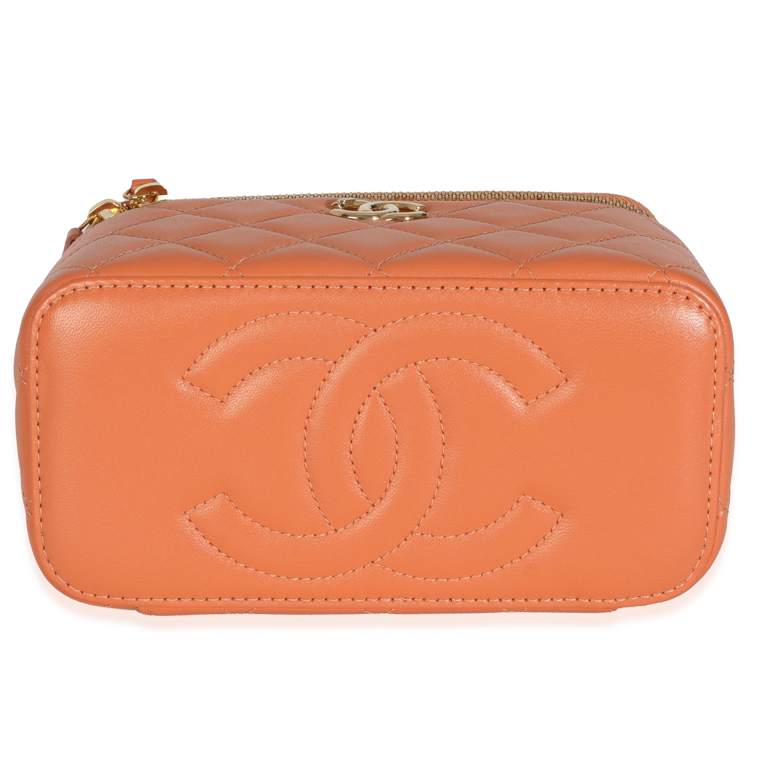 Chanel - Petit vanity case avec chaîne en cuir d'agneau matelassé et perles, orange 3