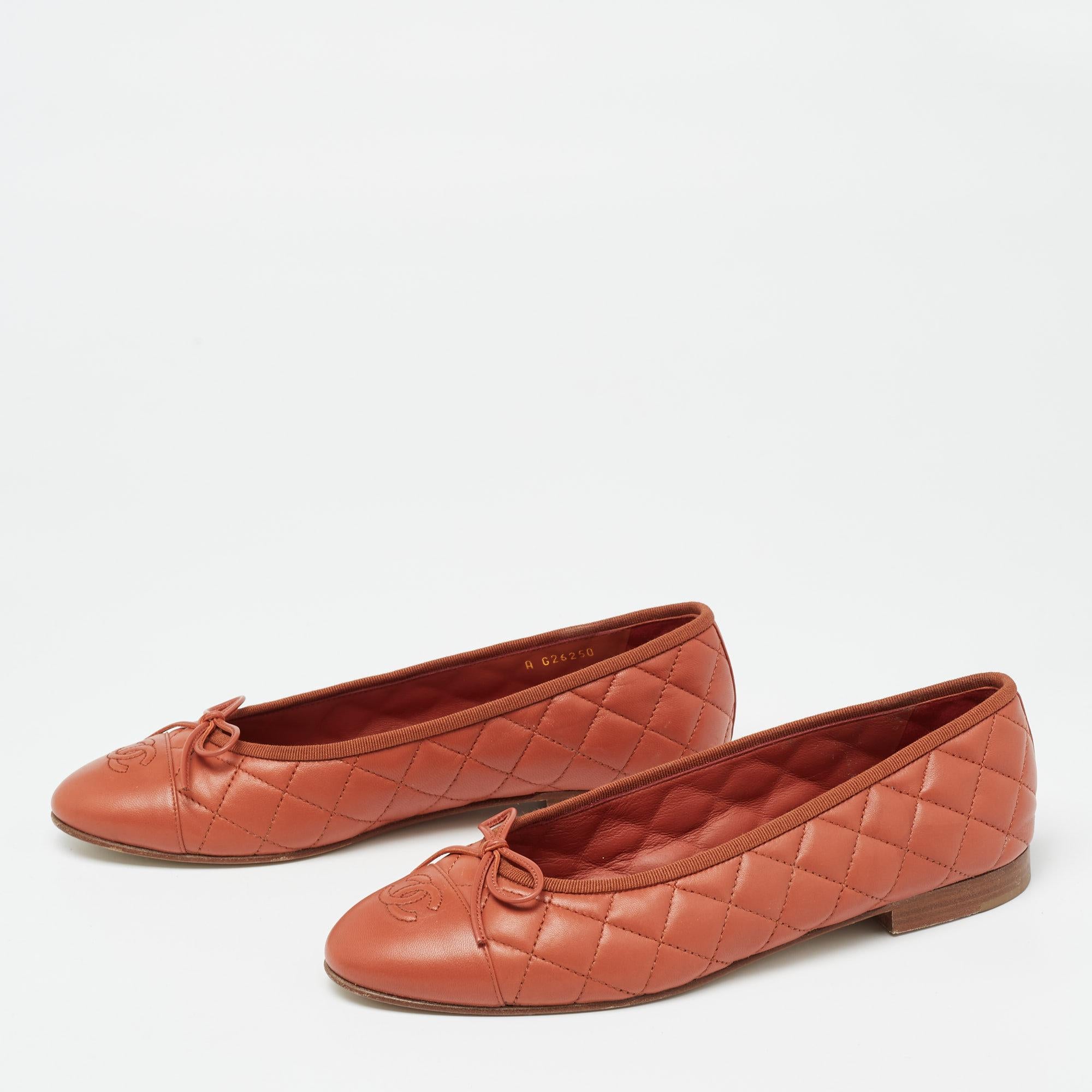 A common sight in the closets of fashionistas is a pair of Chanel ballet flats. They are perfect to wear on busy days and just stylish enough to assist one's style. These are crafted from quilted leather and feature the CC logo on the cap