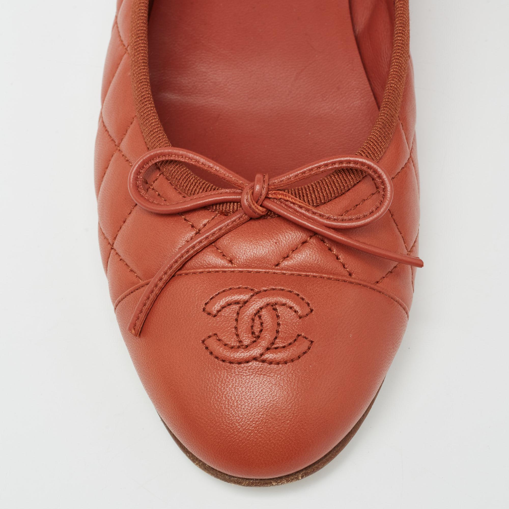 Chanel Orange Quilted Leather CC Cap Toe Ballet Flats Size 40.5 In Good Condition In Dubai, Al Qouz 2