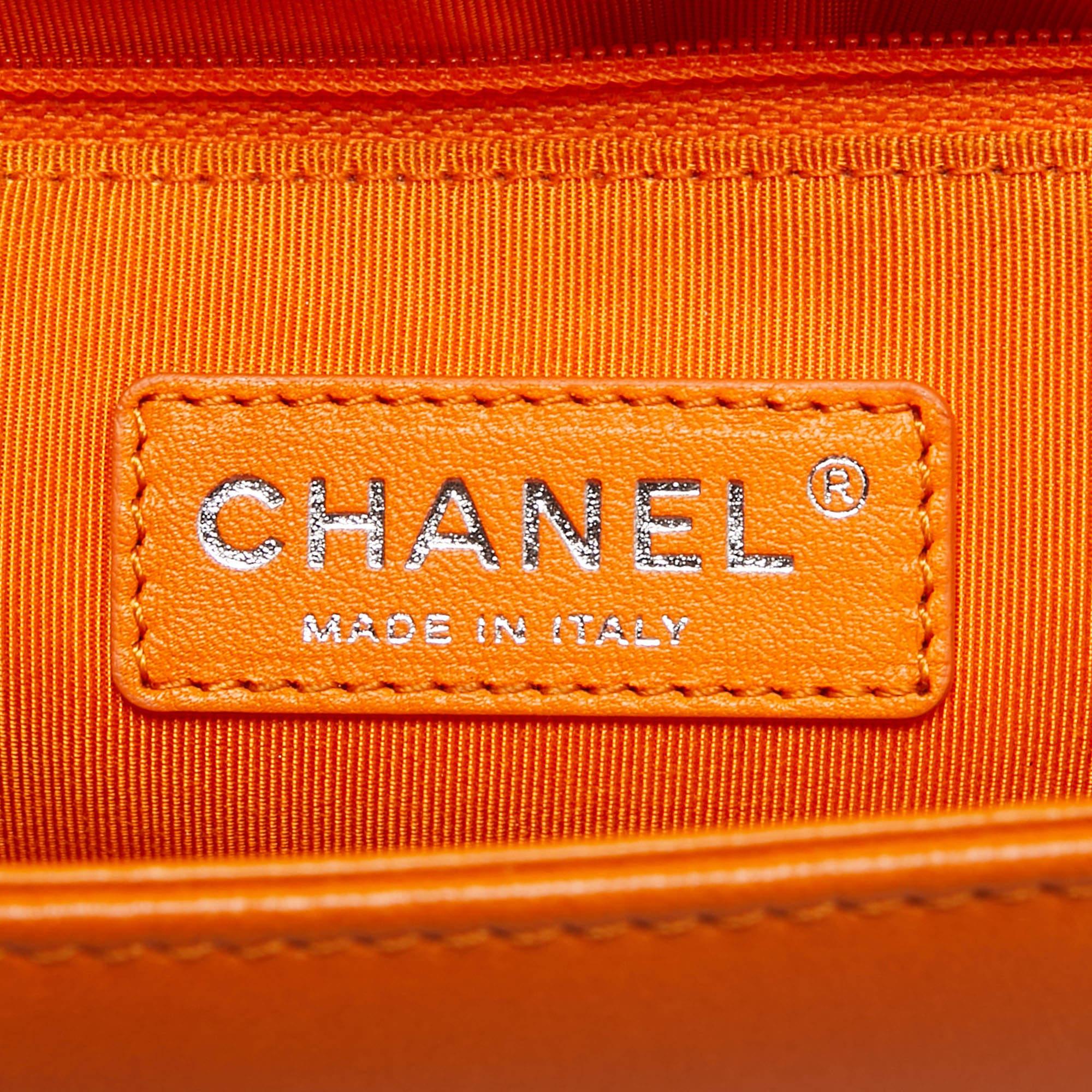 Chanel Orange gesteppte Ledertasche New Medium Boy Bag aus Leder im Angebot 6