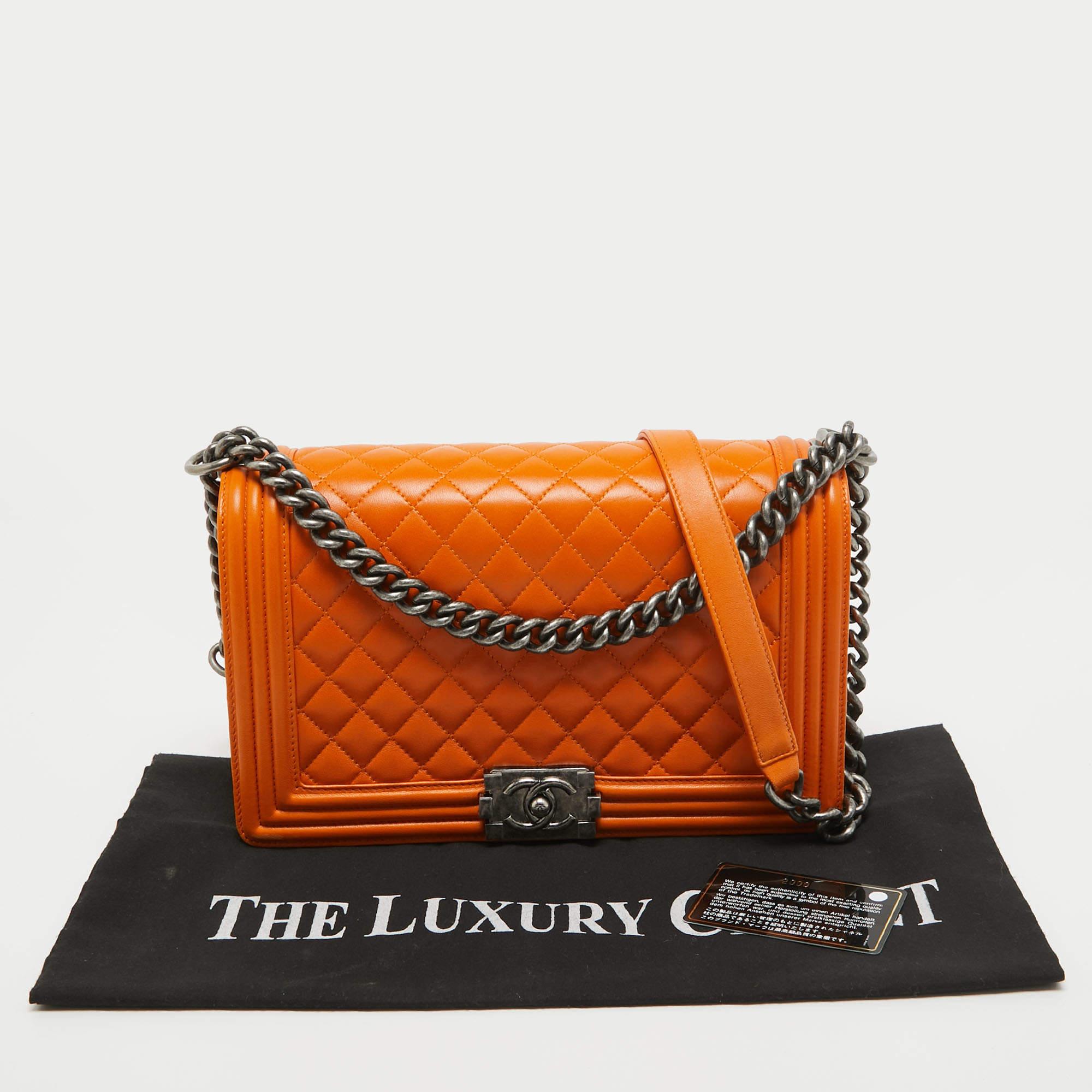 Chanel Orange gesteppte Ledertasche New Medium Boy Bag aus Leder im Angebot 7