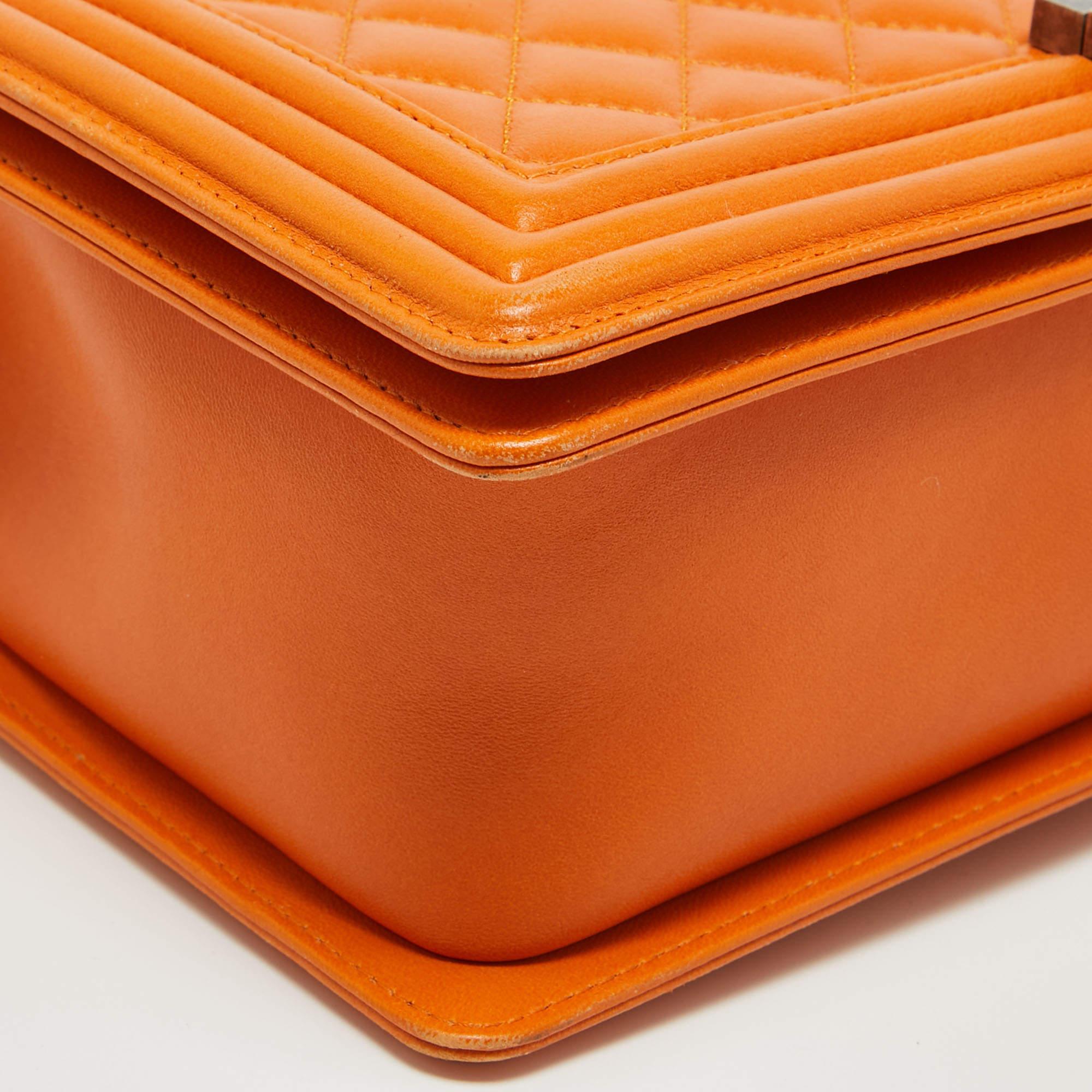 Chanel Orange gesteppte Ledertasche New Medium Boy Bag aus Leder Damen im Angebot